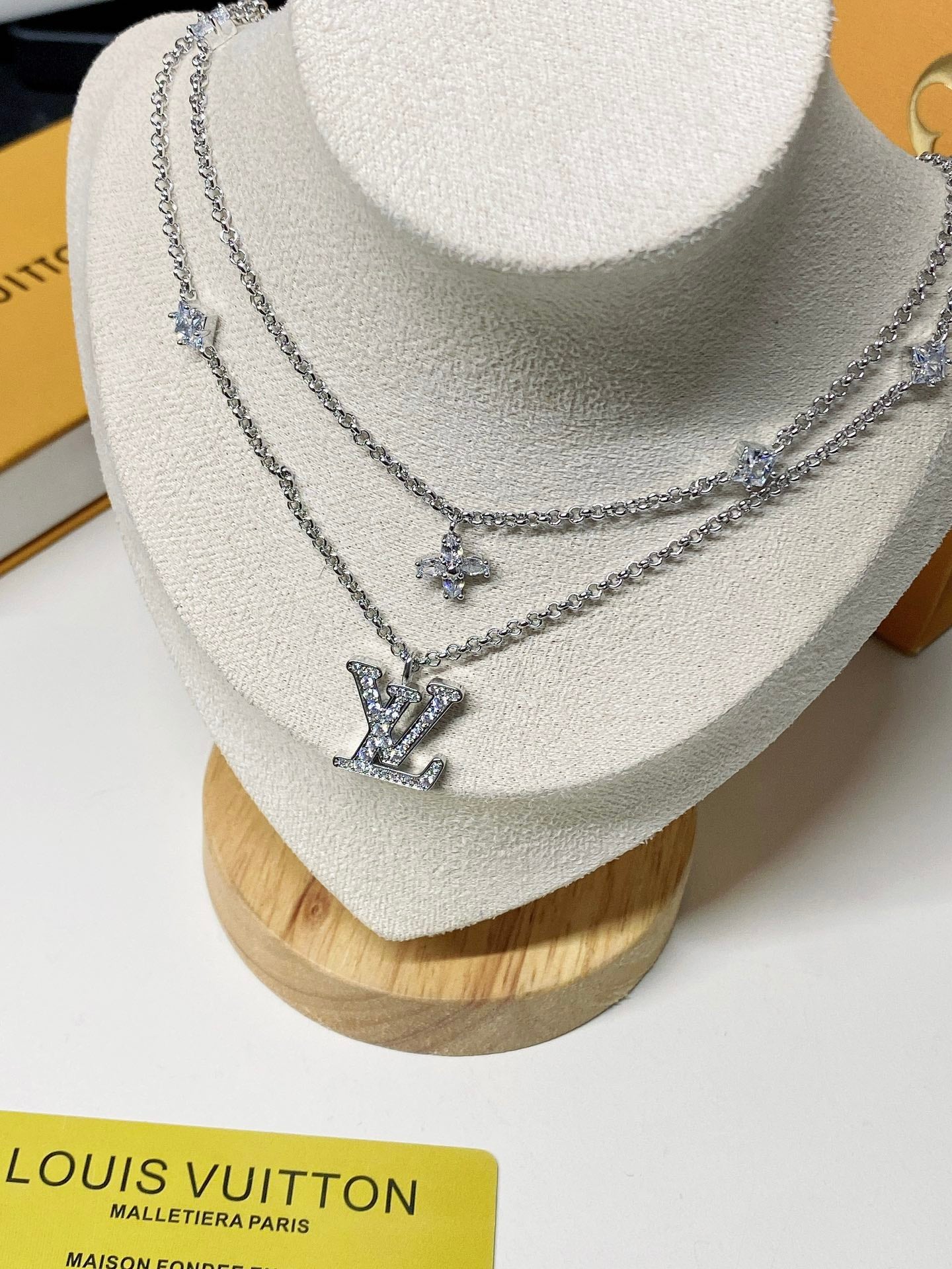 Sparkling diamond necklace
