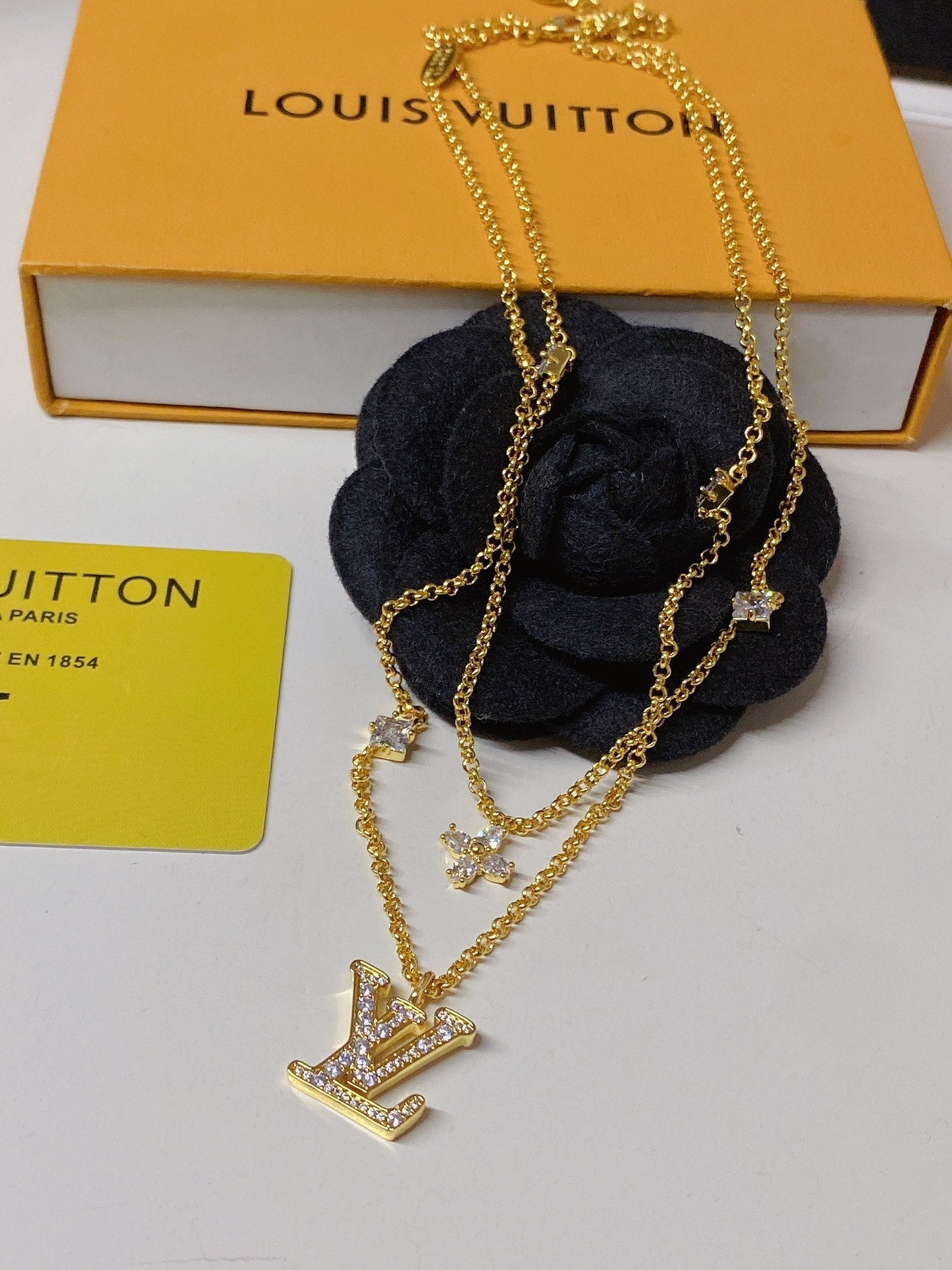 Sparkling diamond necklace
