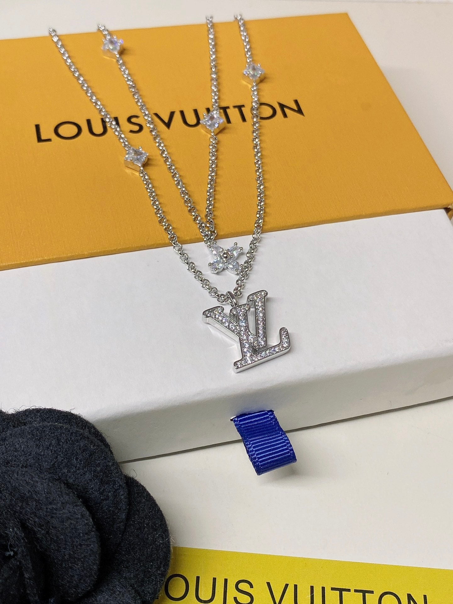 Sparkling diamond necklace