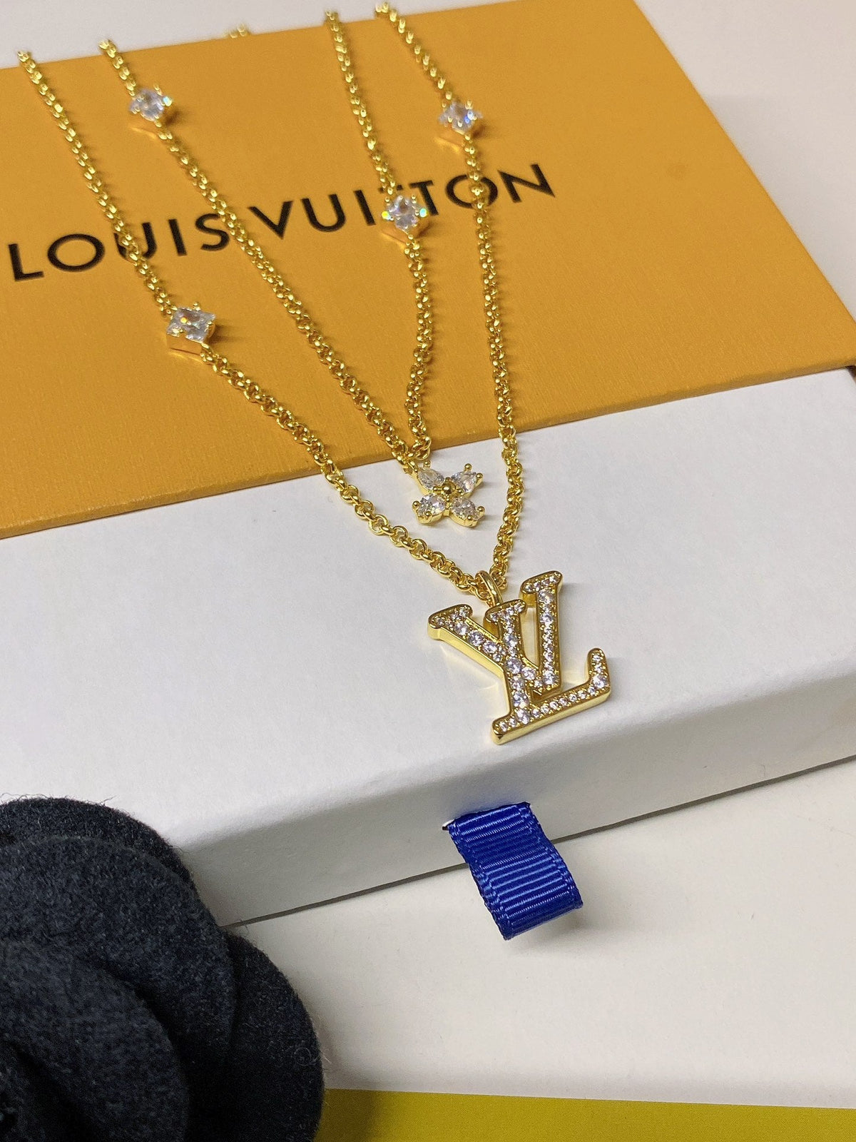 Sparkling diamond necklace