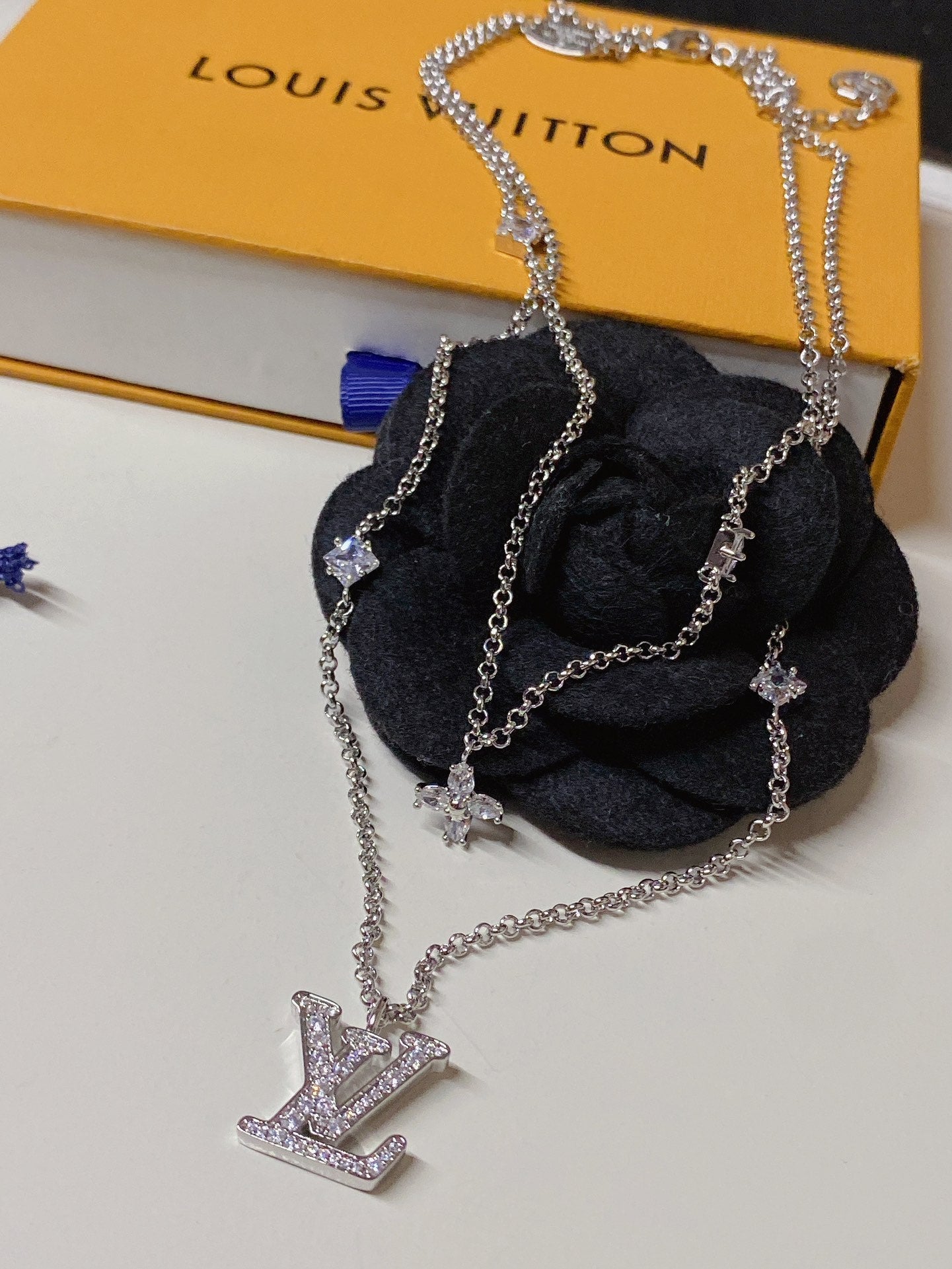 Sparkling diamond necklace