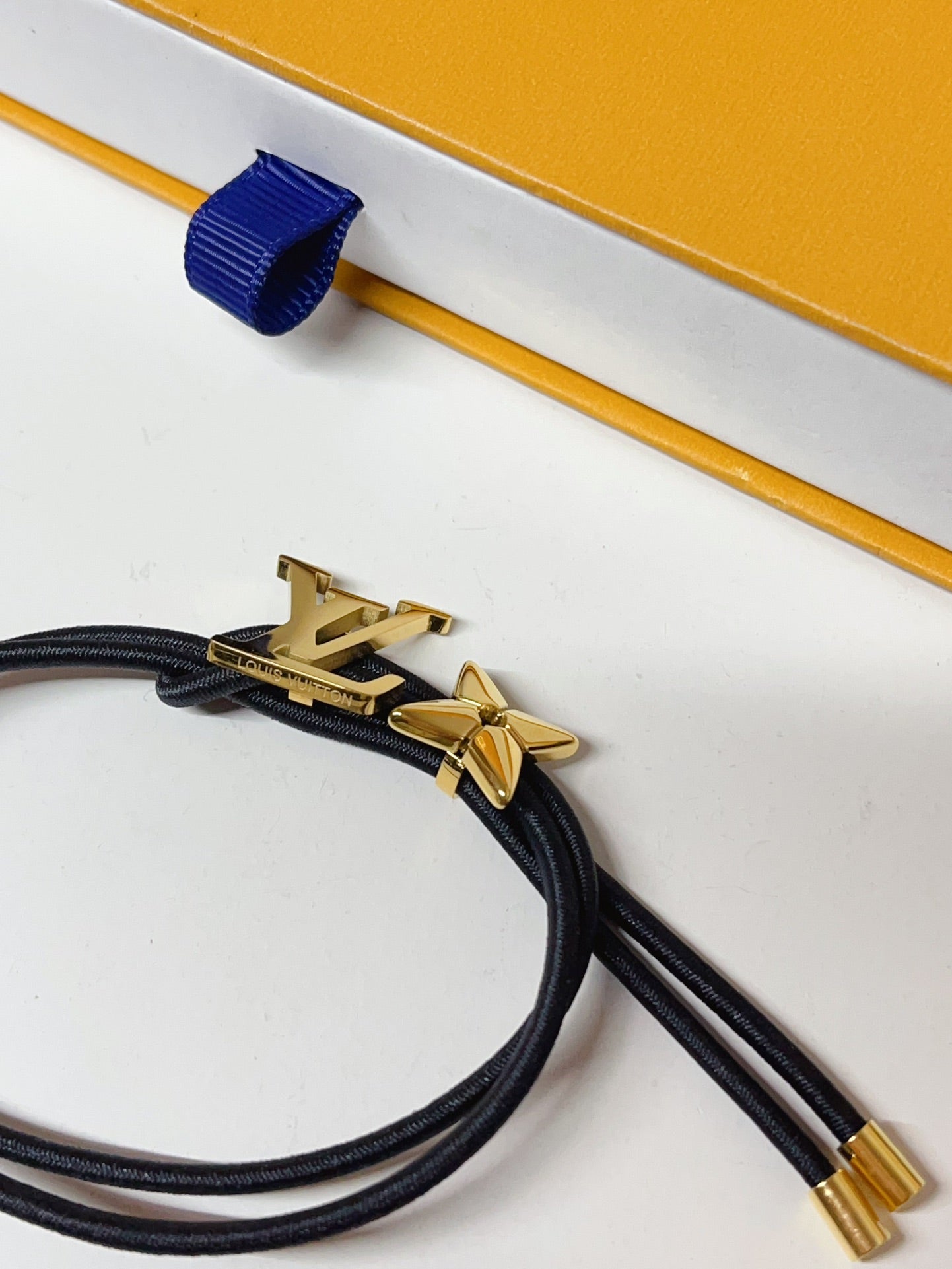Floral leather bracelet