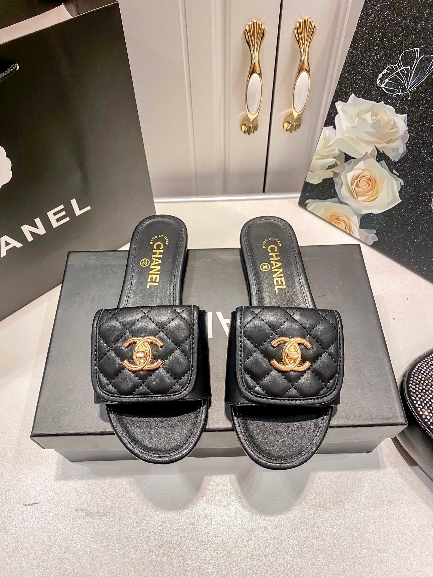 Fashionable and elegant slippers