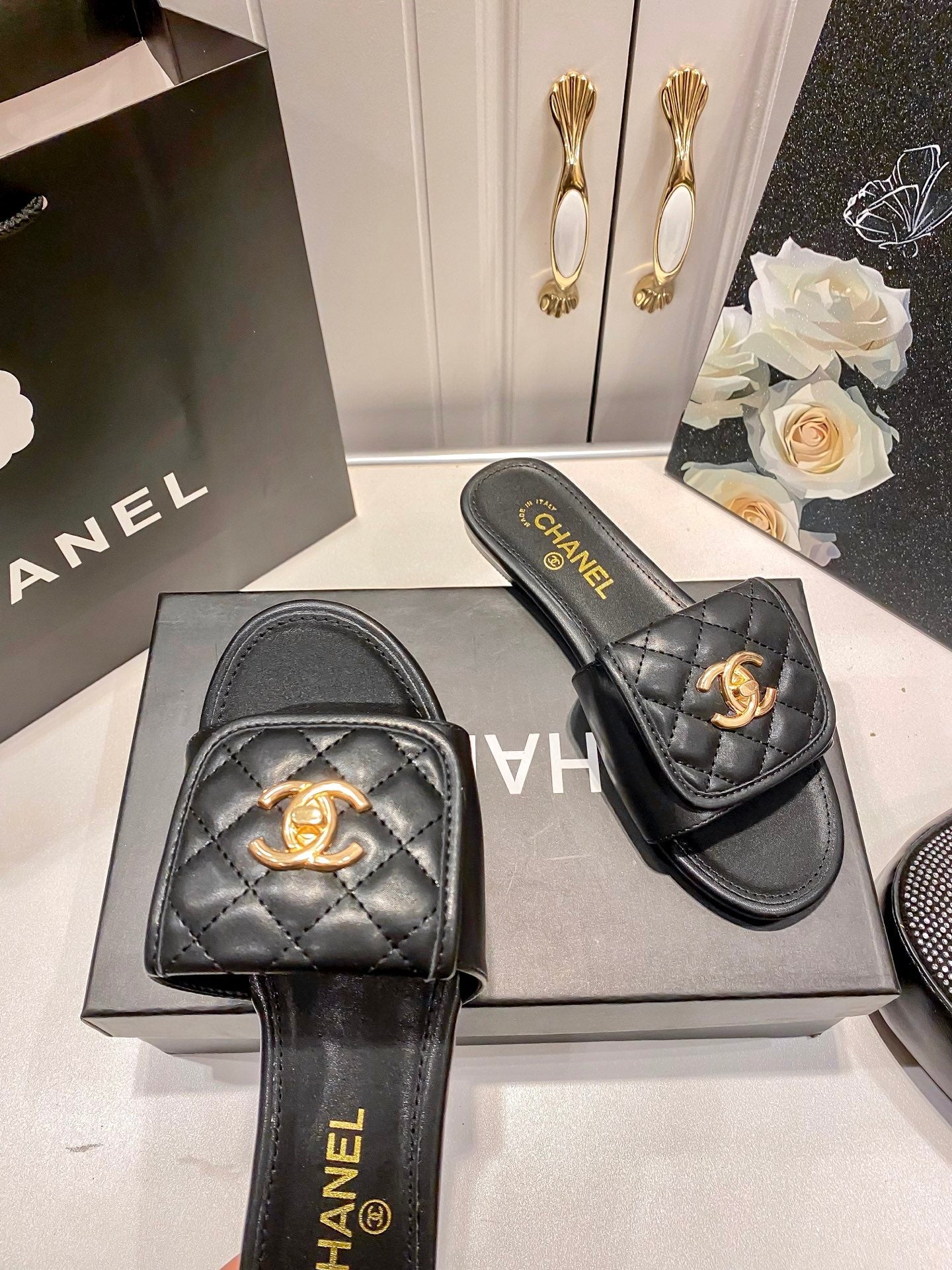 Fashionable and elegant slippers