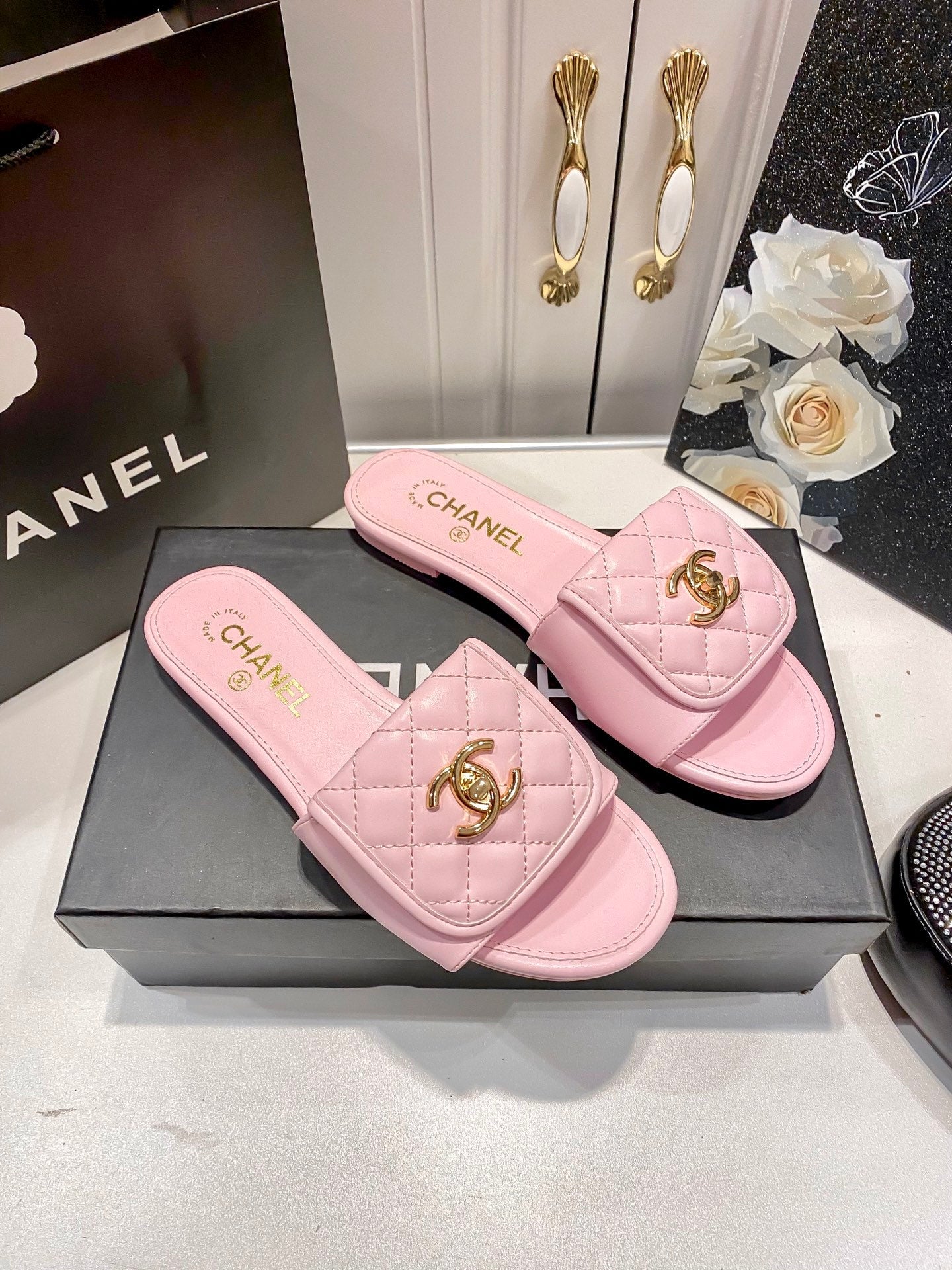 Fashionable and elegant slippers