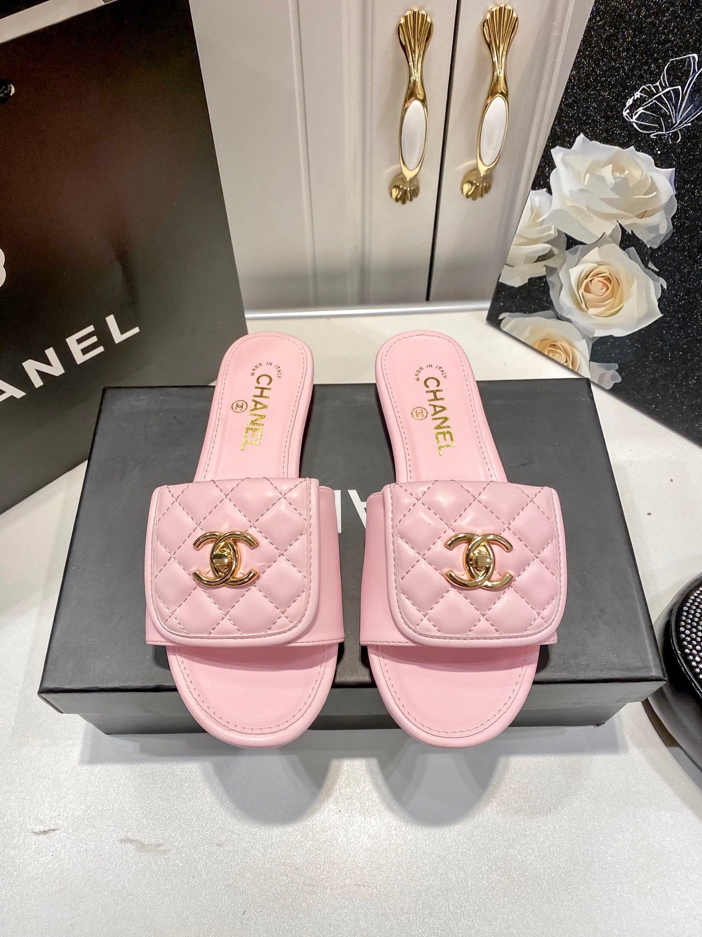 Fashionable and elegant slippers