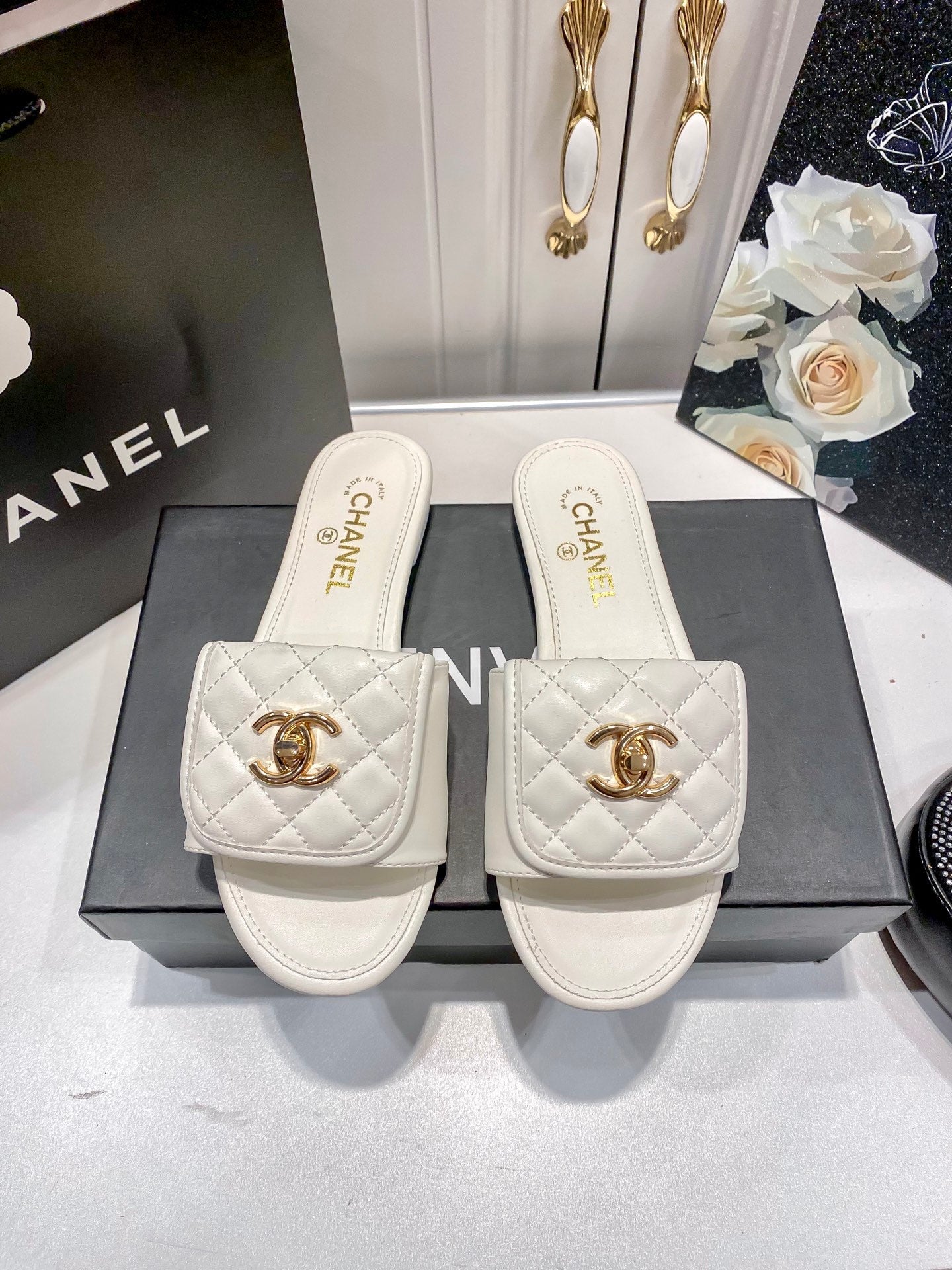Fashionable and elegant slippers