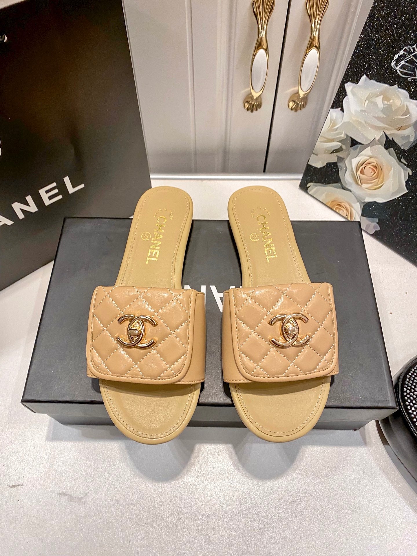 Fashionable and elegant slippers