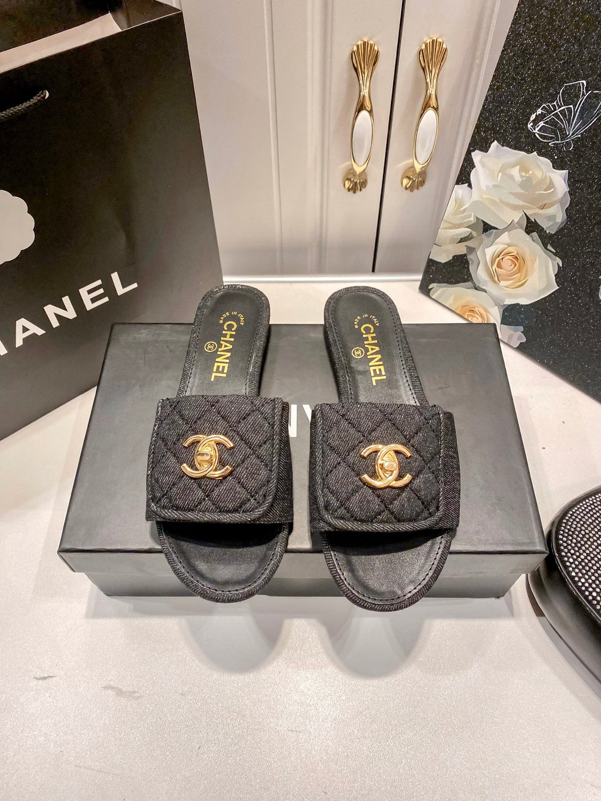 Fashionable and elegant slippers