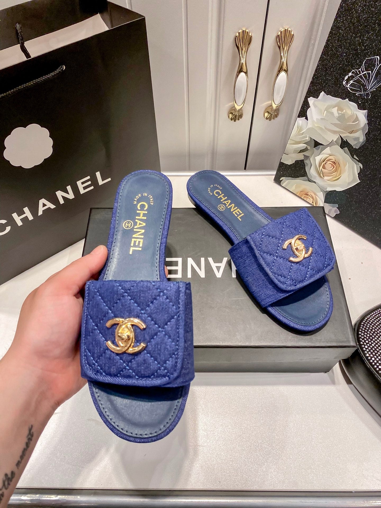 Fashionable and elegant slippers