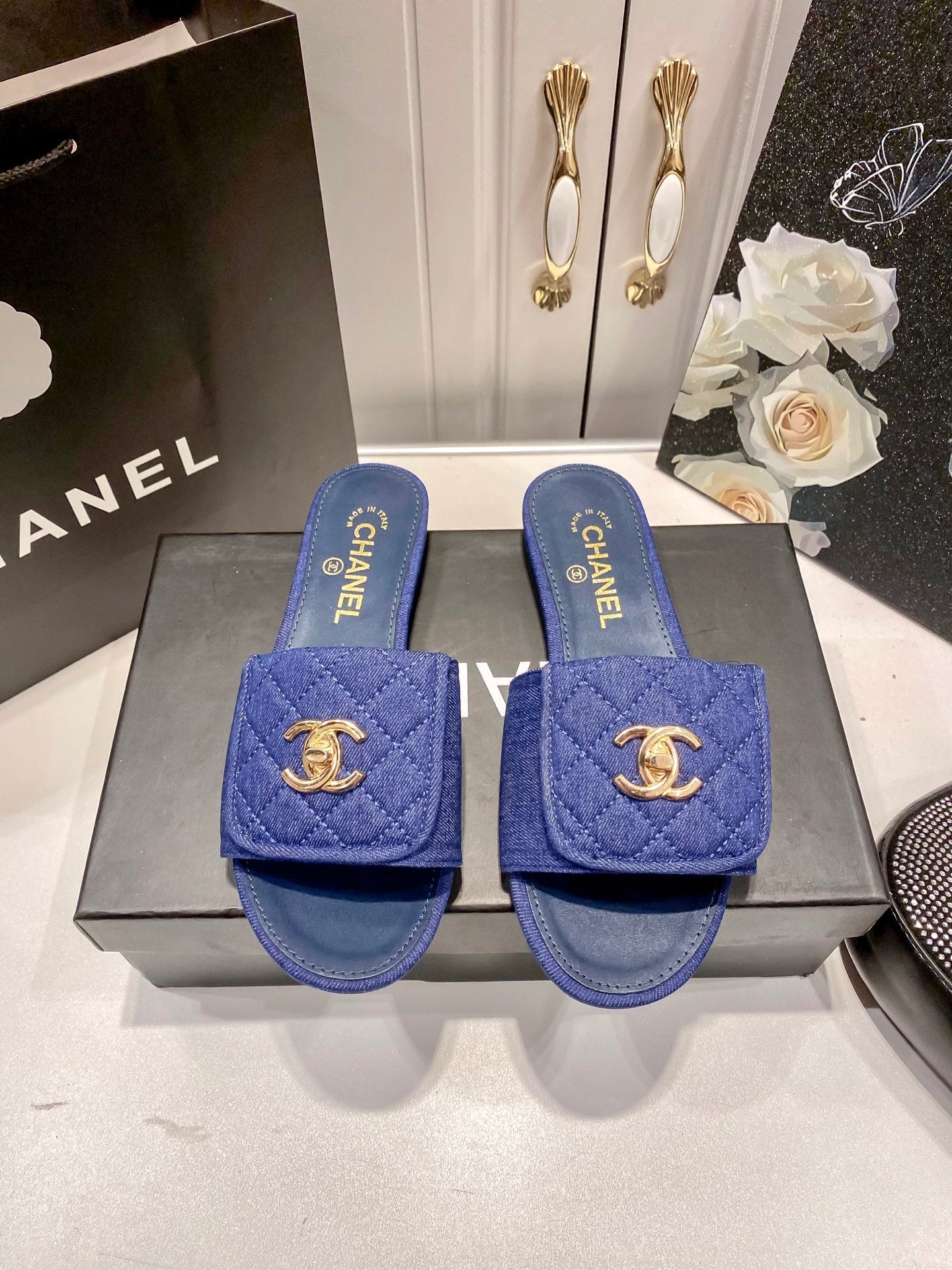 Fashionable and elegant slippers