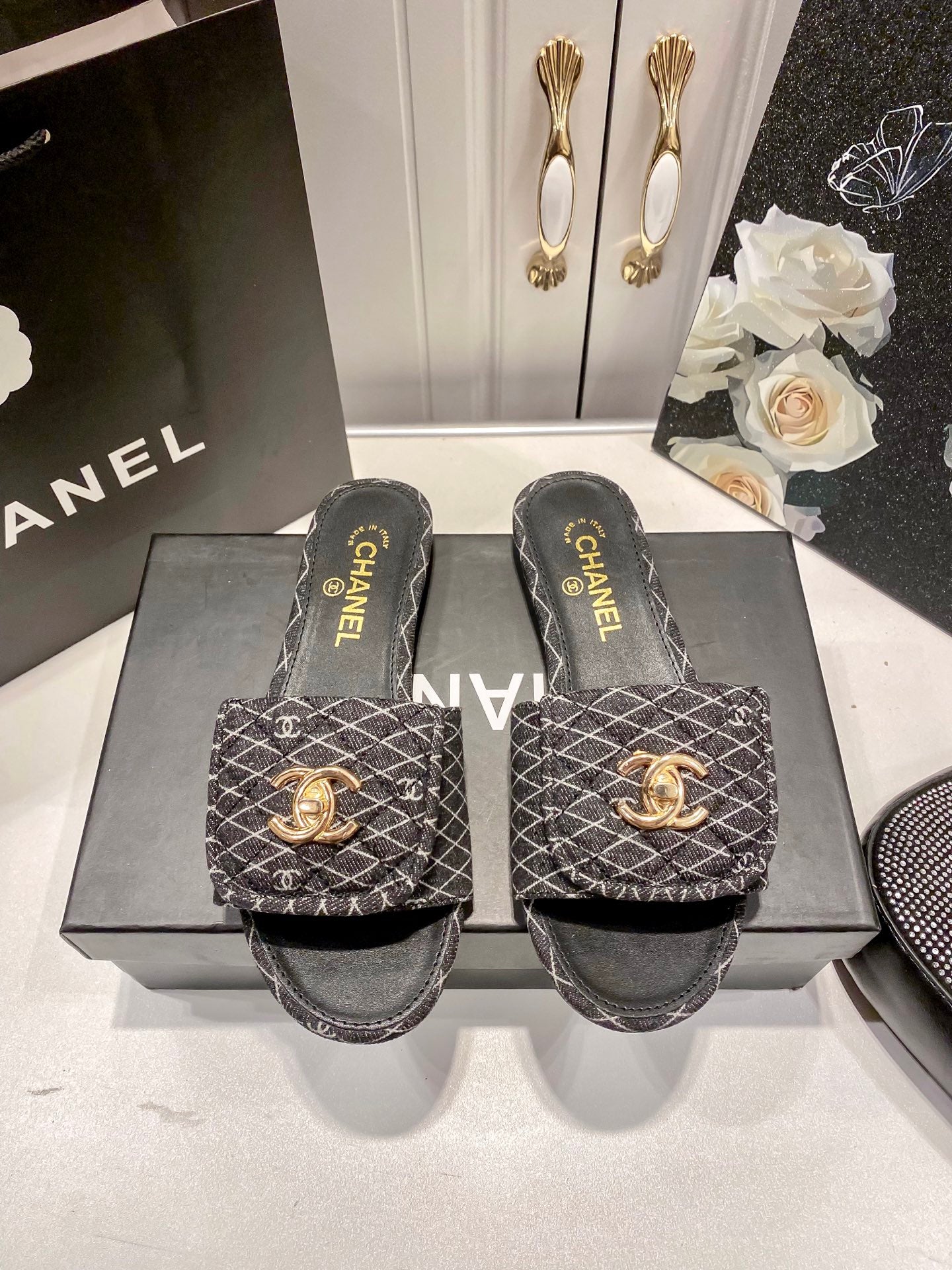 Fashionable and elegant slippers