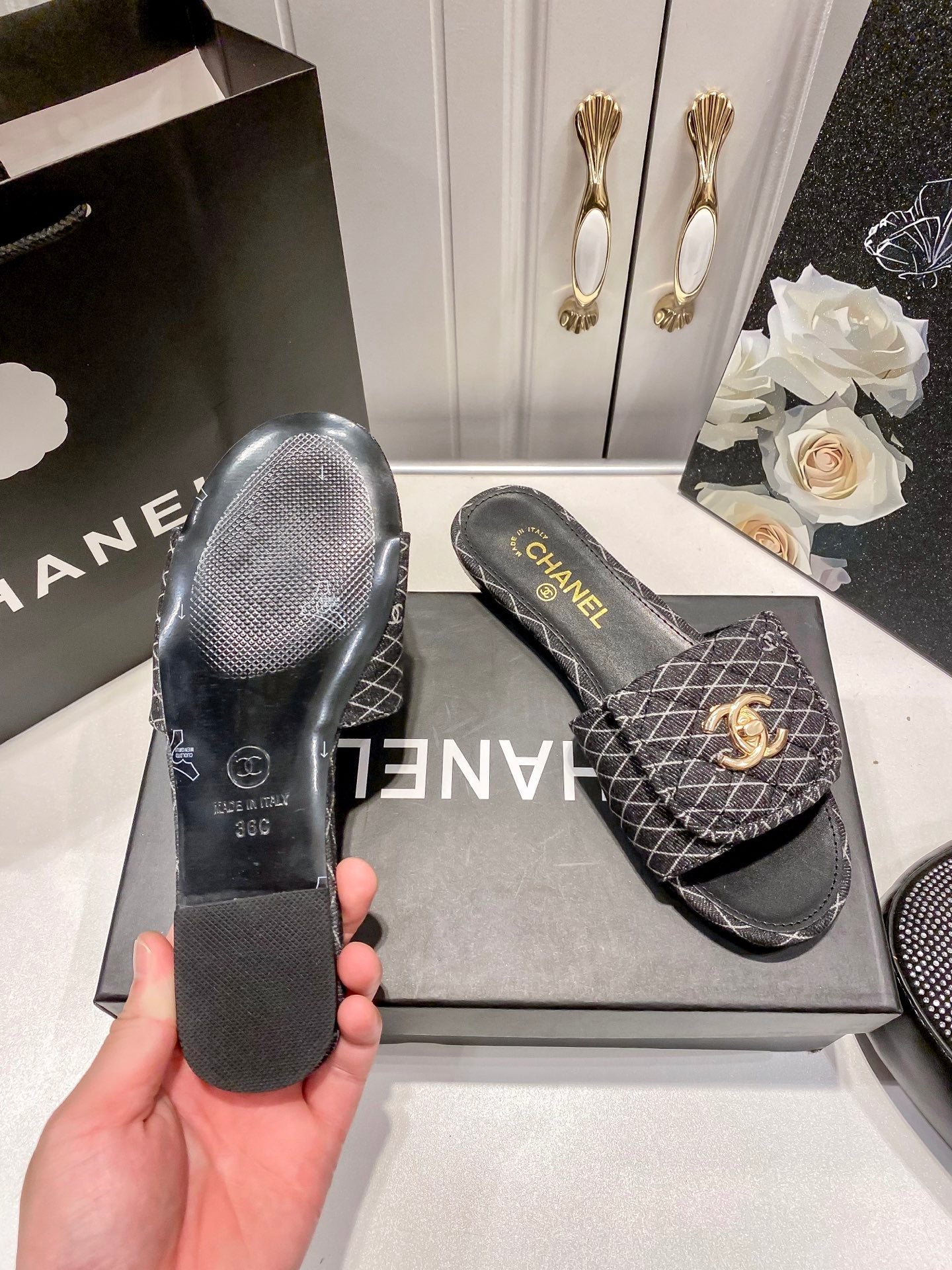 Fashionable and elegant slippers