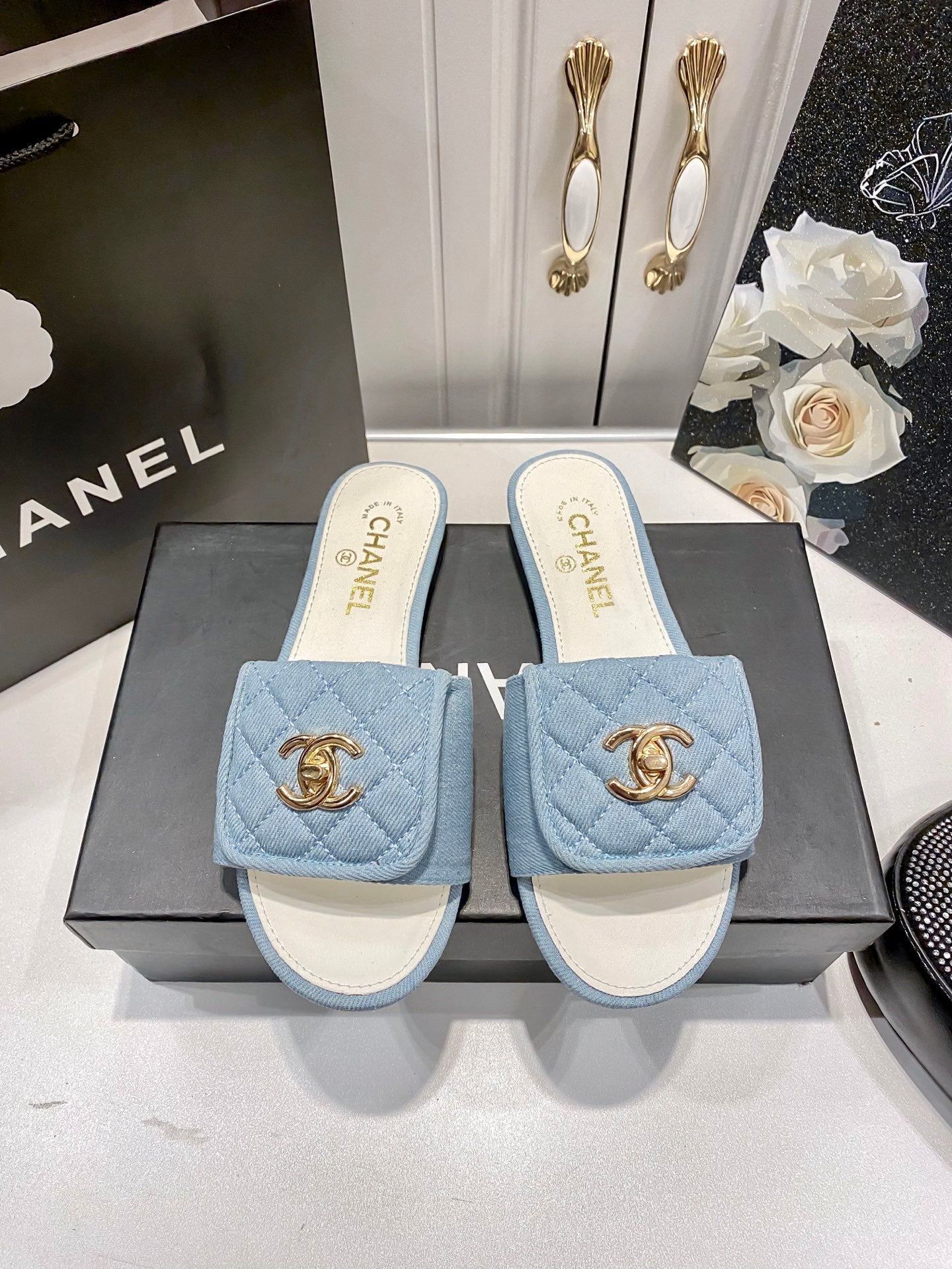 Fashionable and elegant slippers