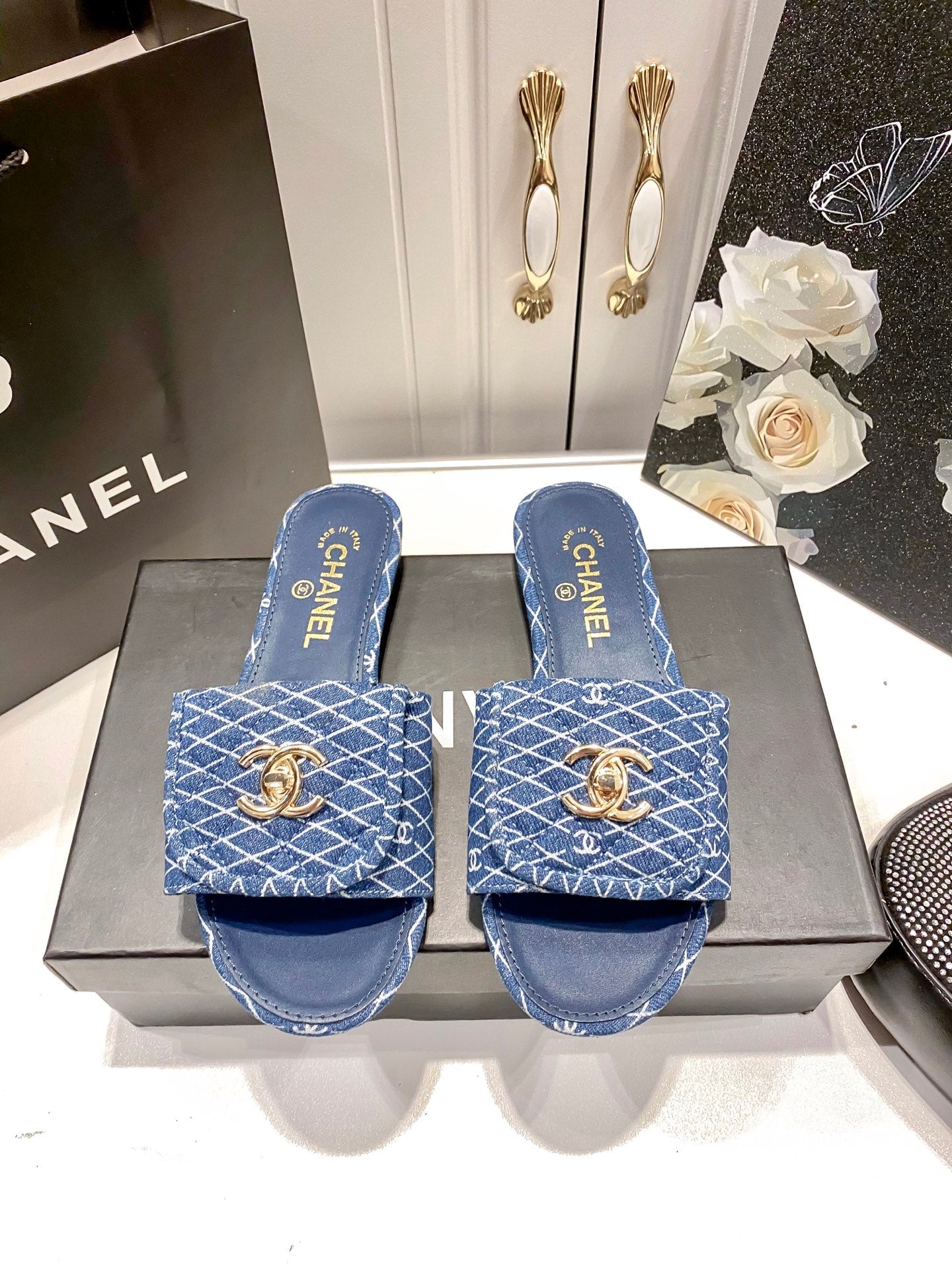 Fashionable and elegant slippers