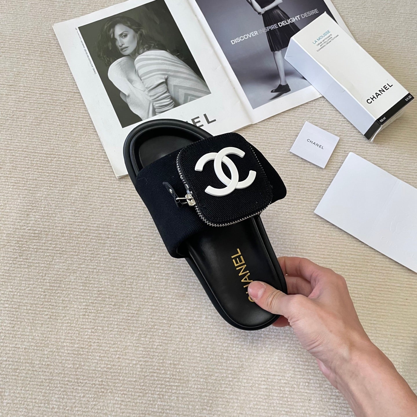 Zipper pocket couple slippers