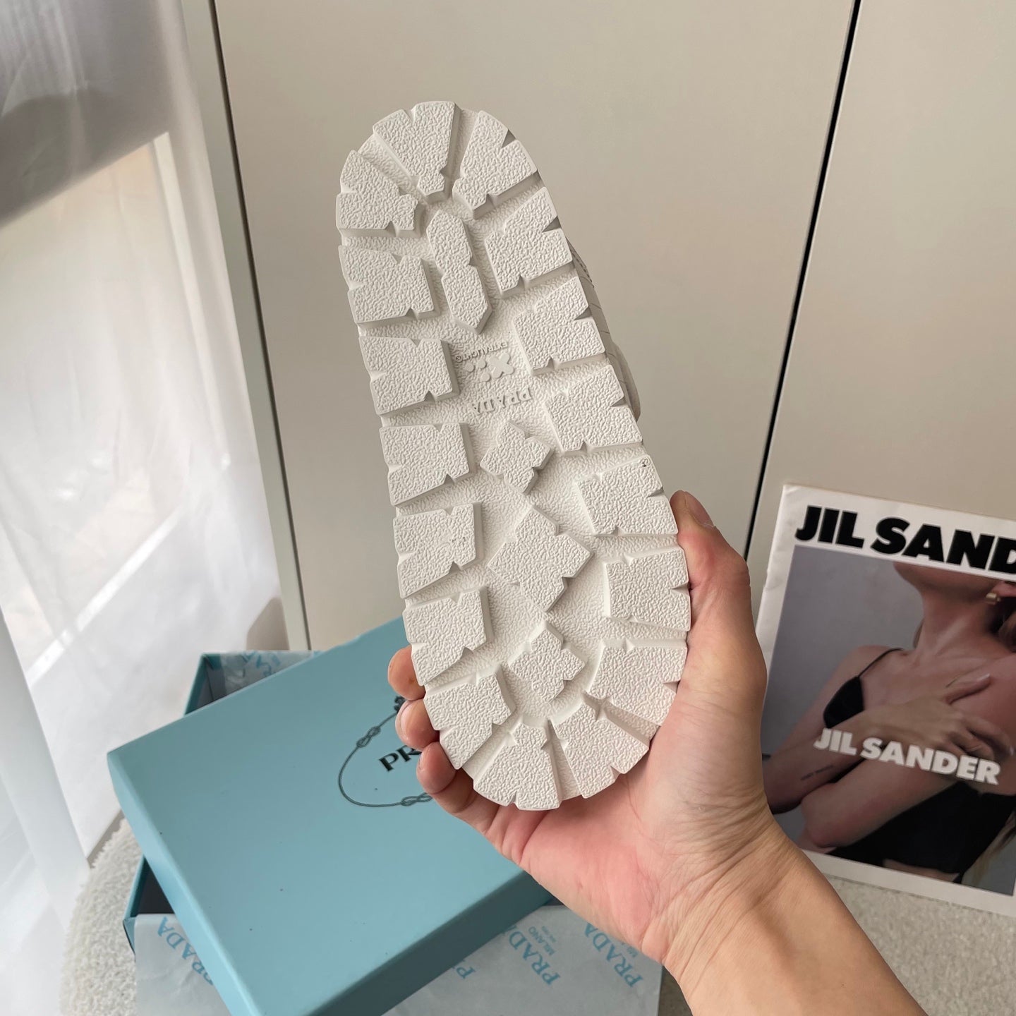 Triangle hardware stone pattern sandals
