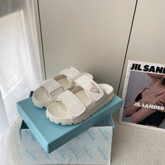 Triangle hardware stone pattern sandals
