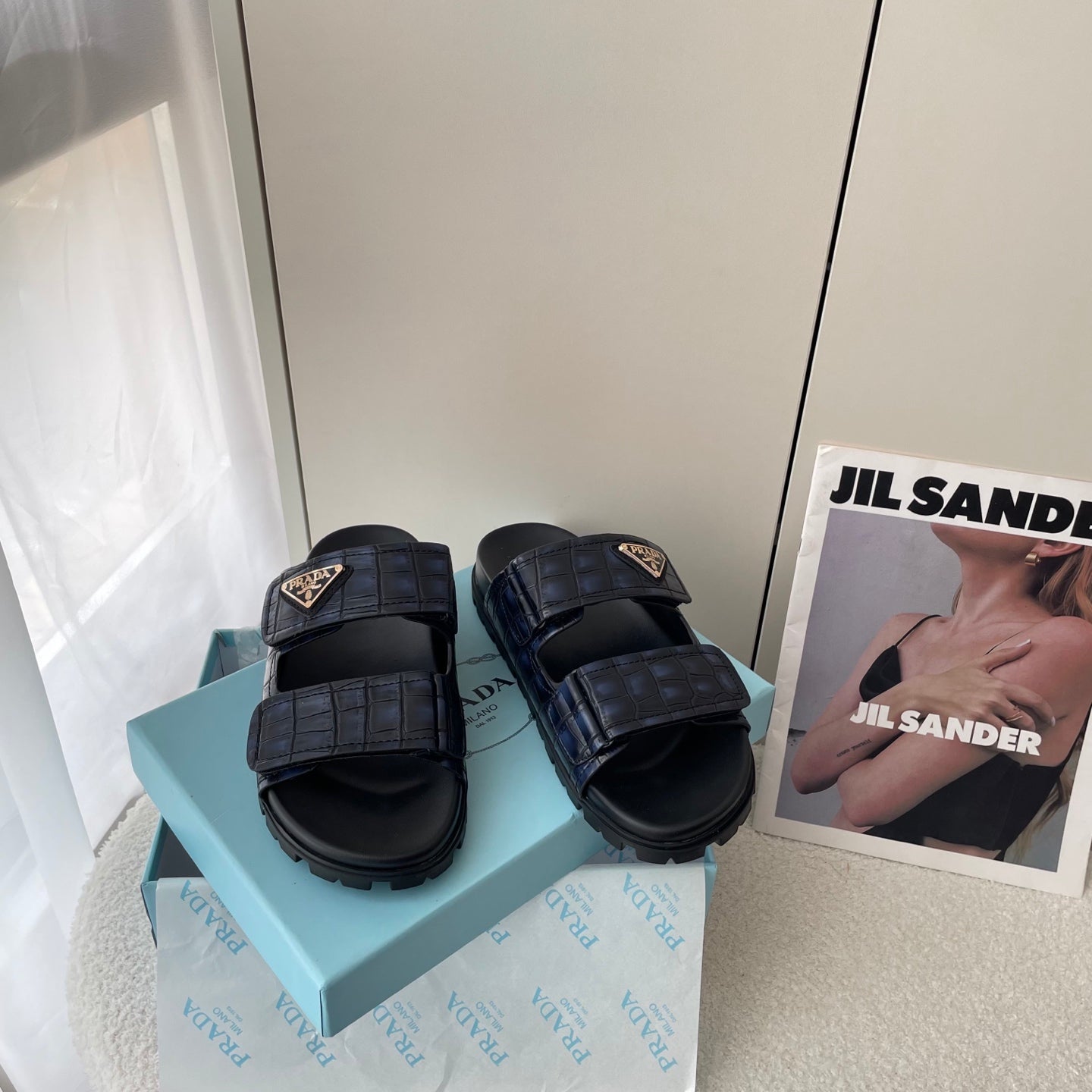 Triangle hardware stone pattern sandals