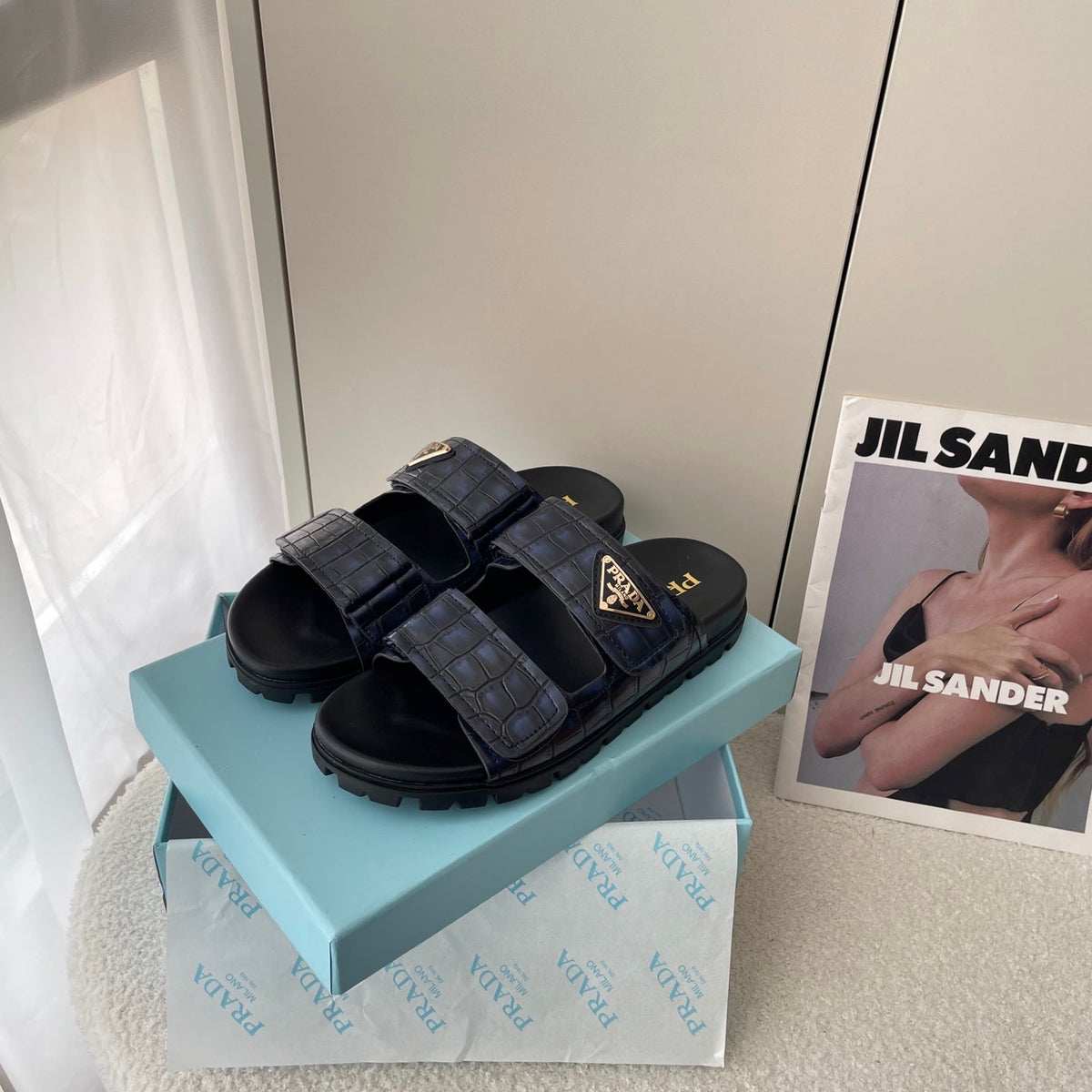 Triangle hardware stone pattern sandals