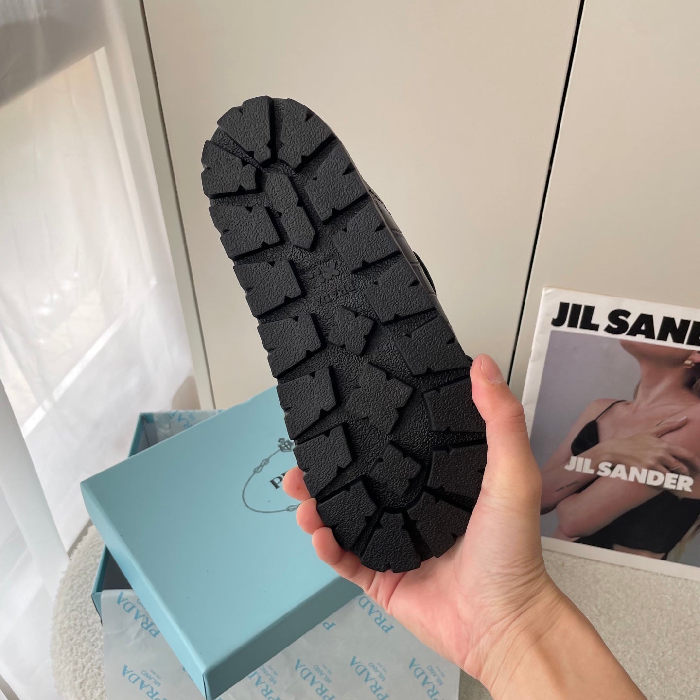 Triangle hardware stone pattern sandals