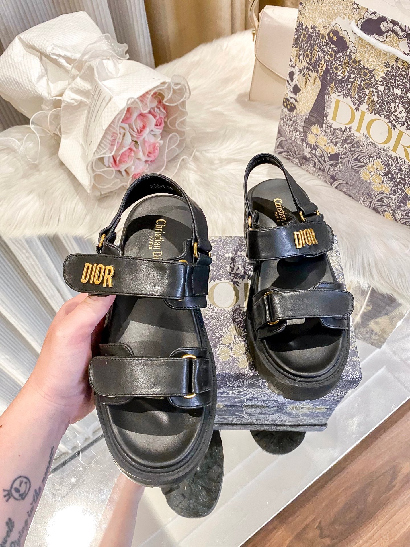 2 colors flat sandals