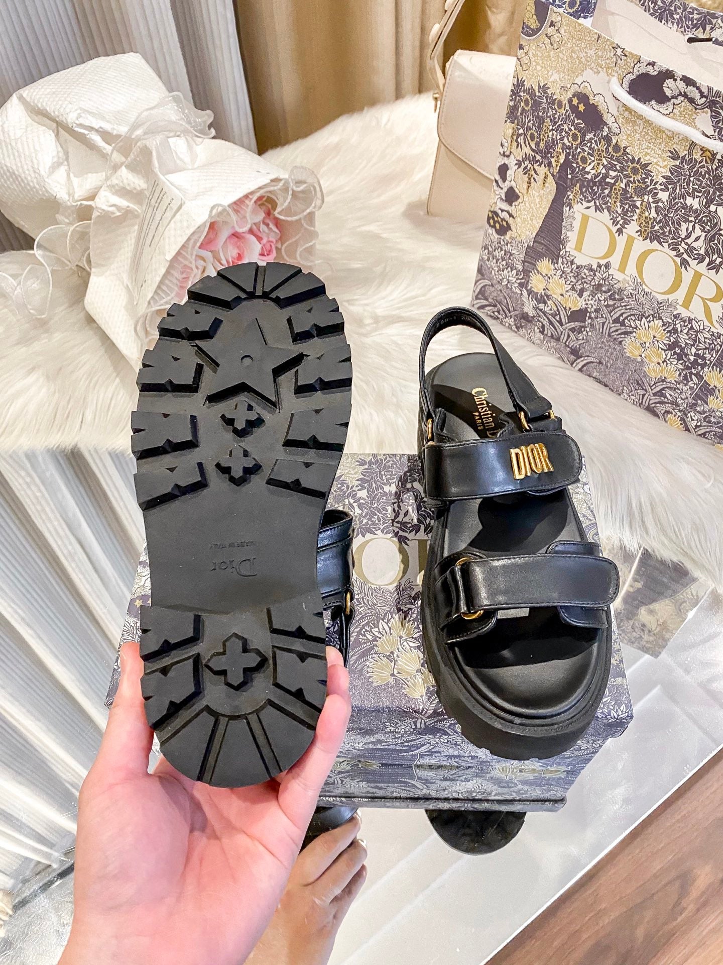 2 colors flat sandals