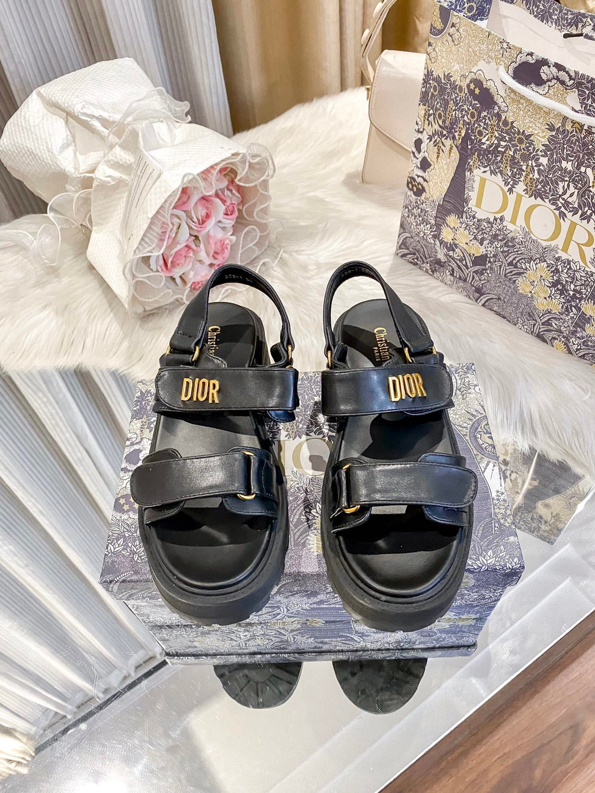 2 colors flat sandals