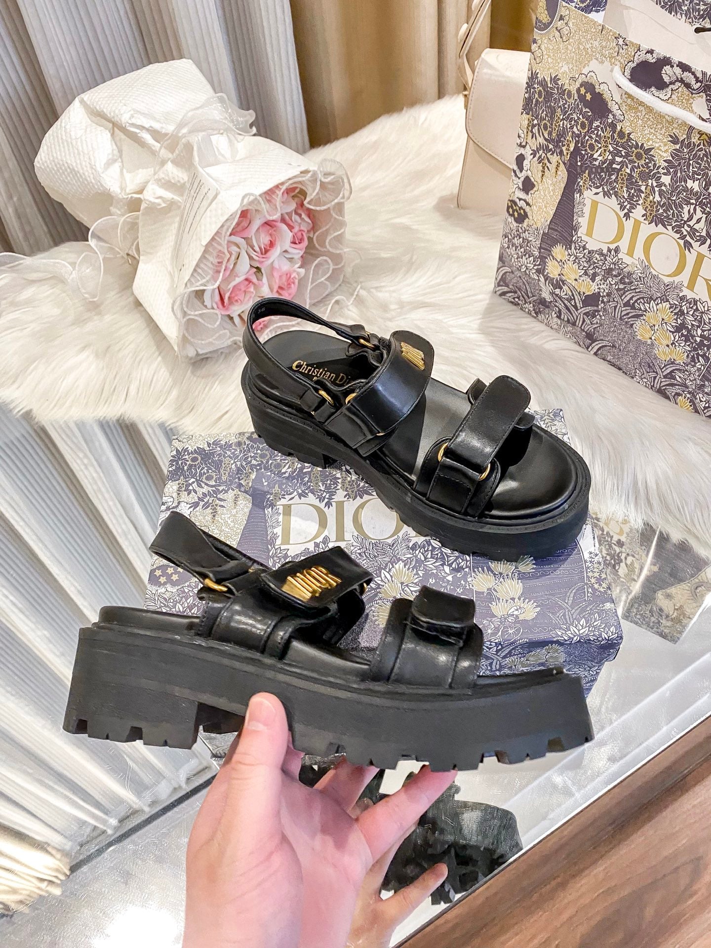 2 colors flat sandals