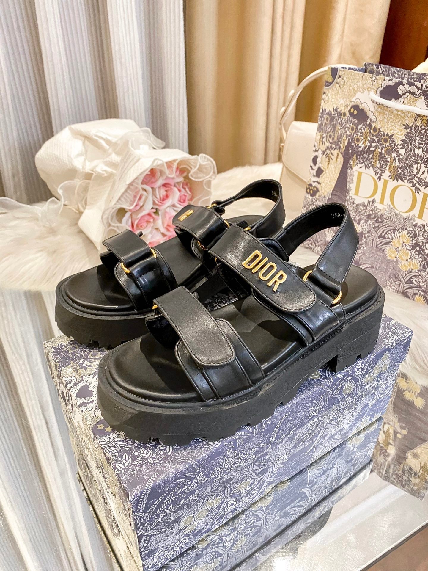2 colors flat sandals