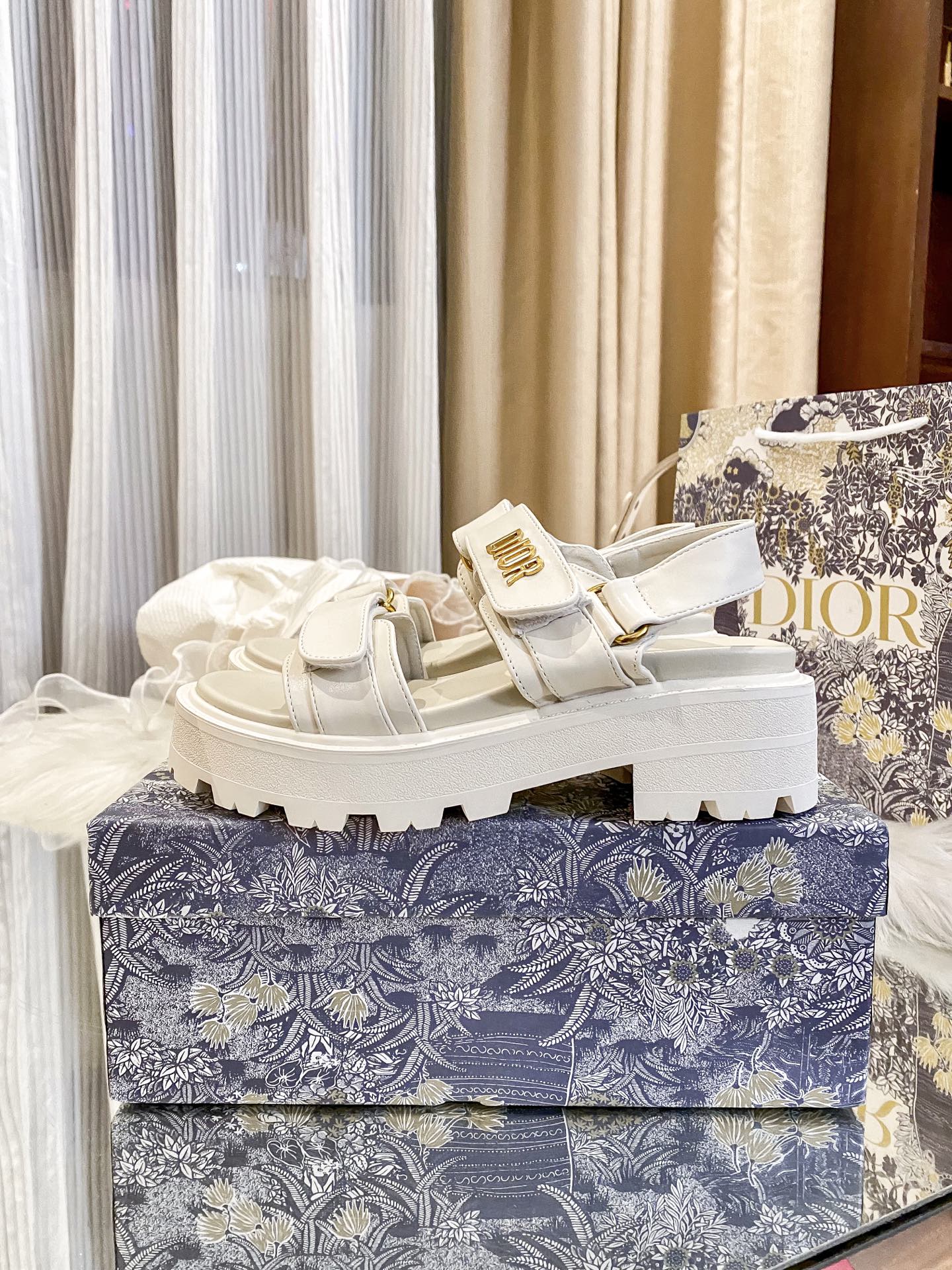 2 colors flat sandals