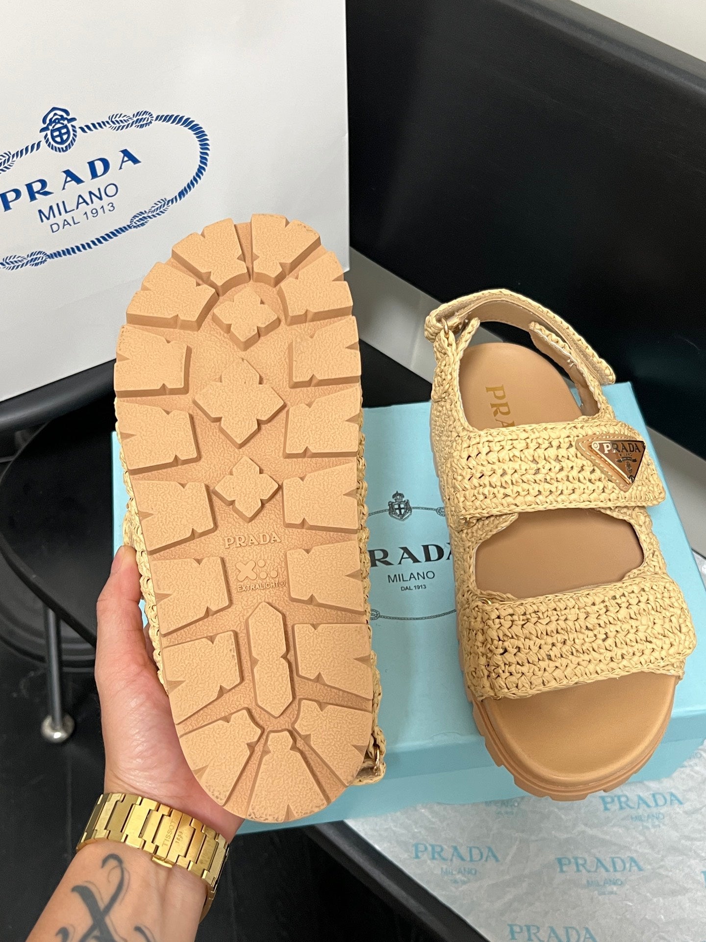 Woven triangle label sandals