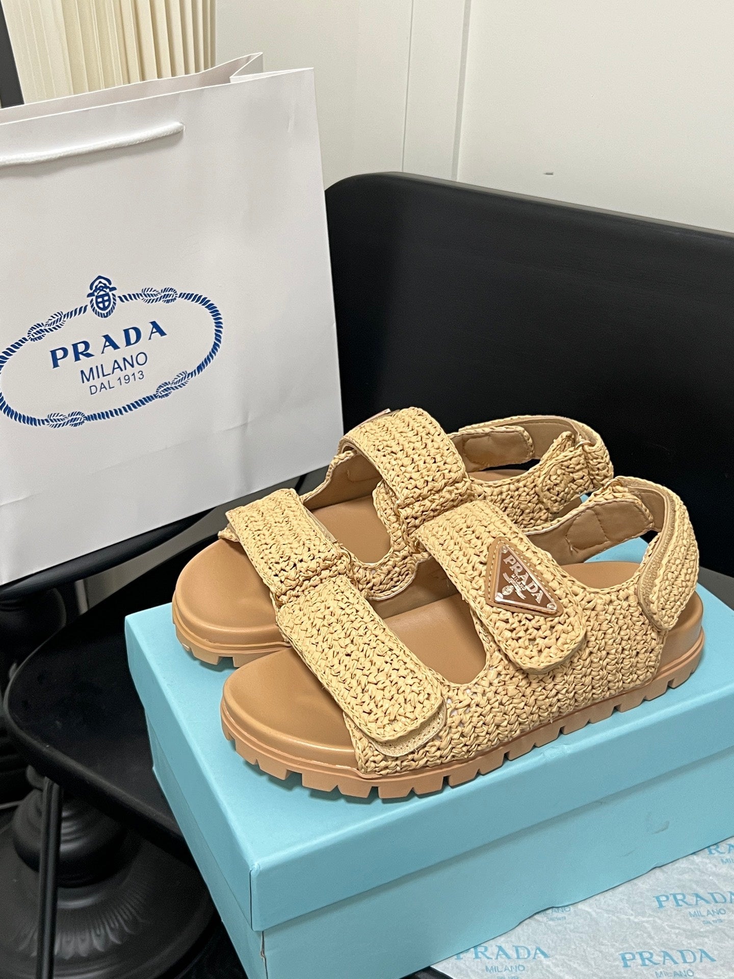 Woven triangle label sandals
