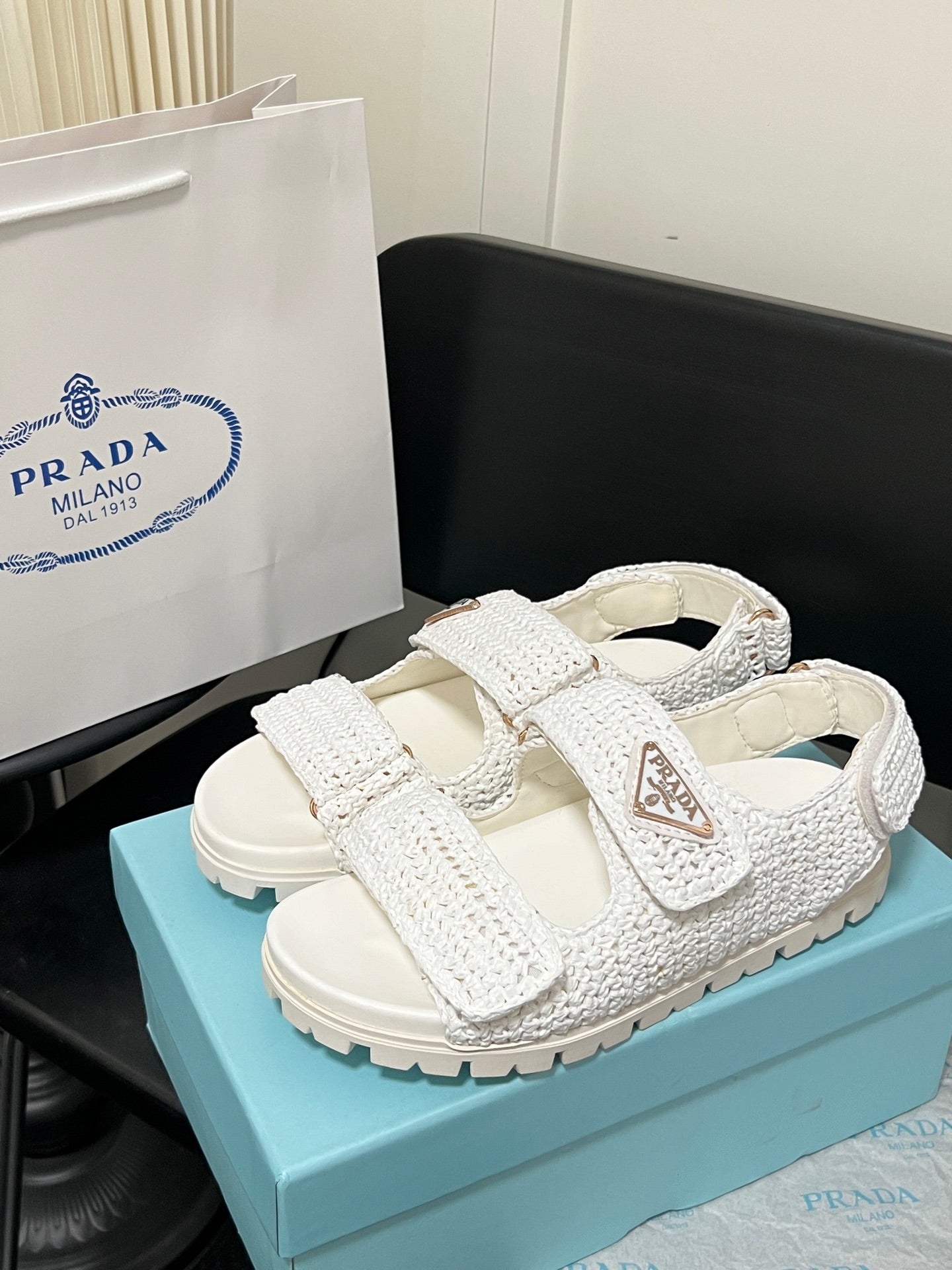 Woven triangle label sandals