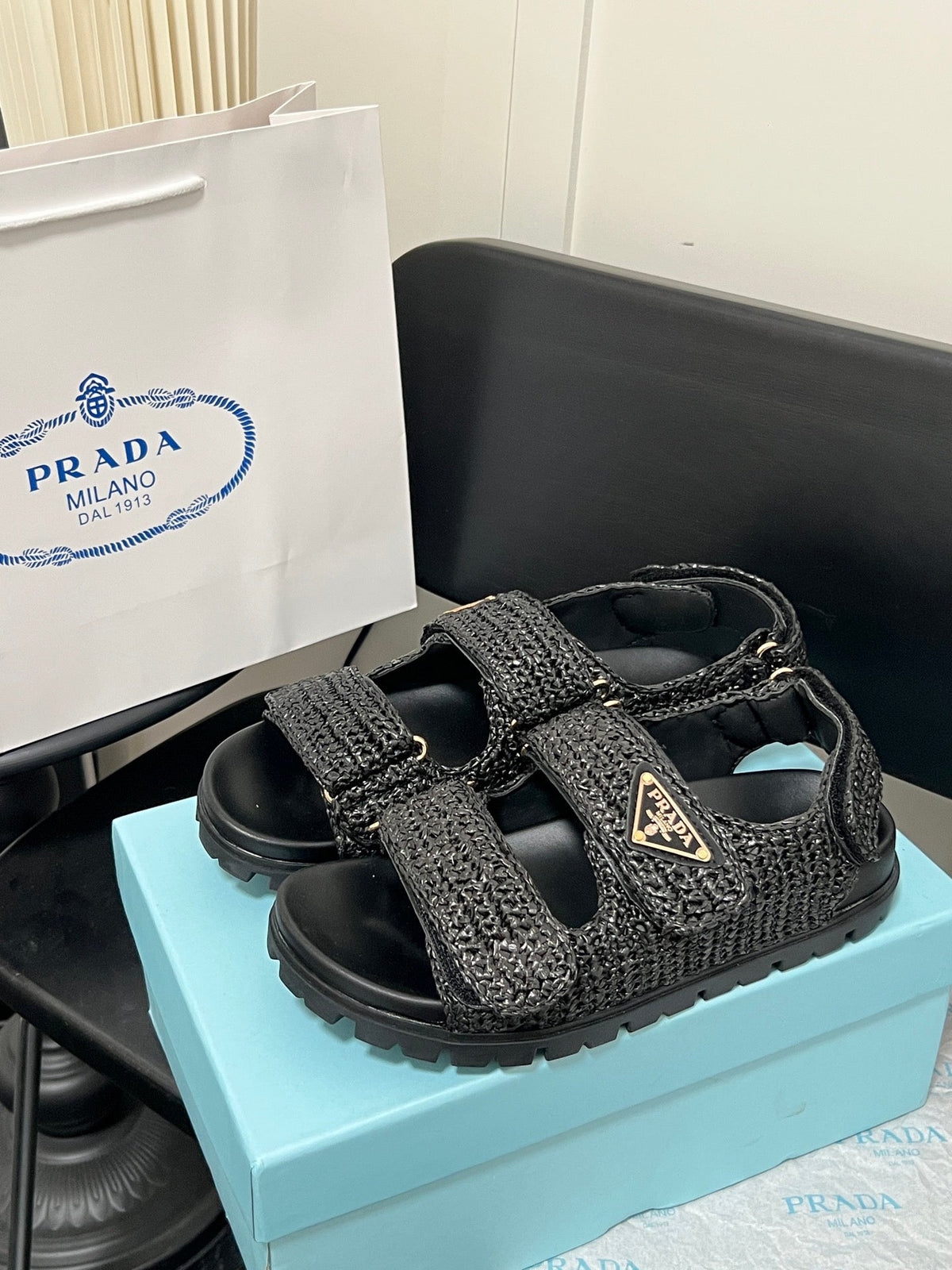 Woven triangle label sandals