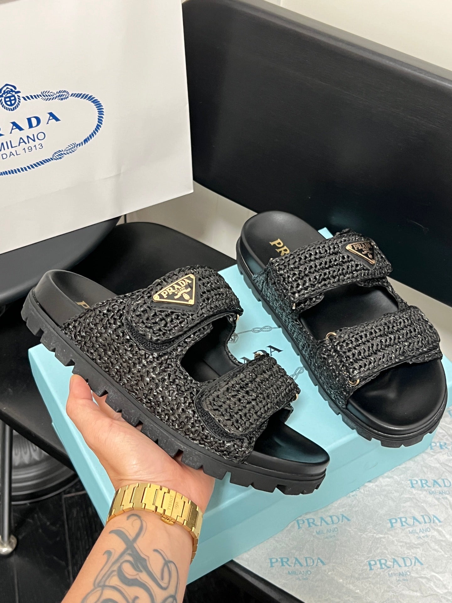 Woven triangle label sandals