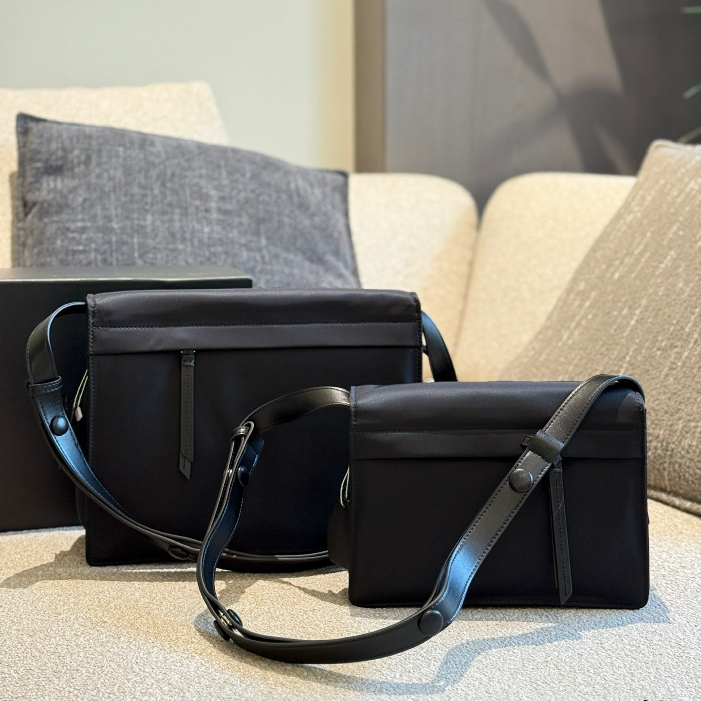 Unisex nylon messenger bag