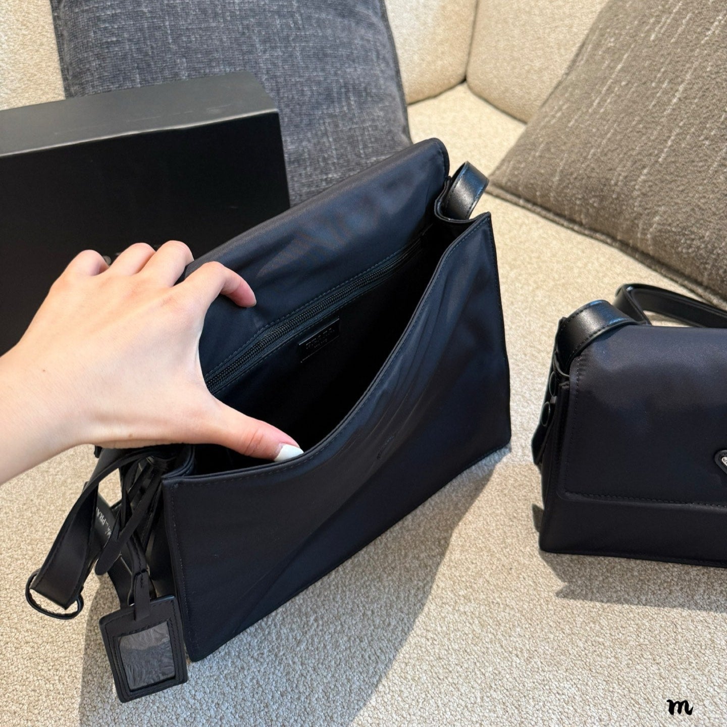 Unisex nylon messenger bag