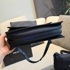 Unisex nylon messenger bag