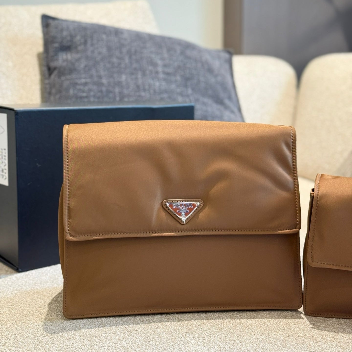 Unisex nylon messenger bag