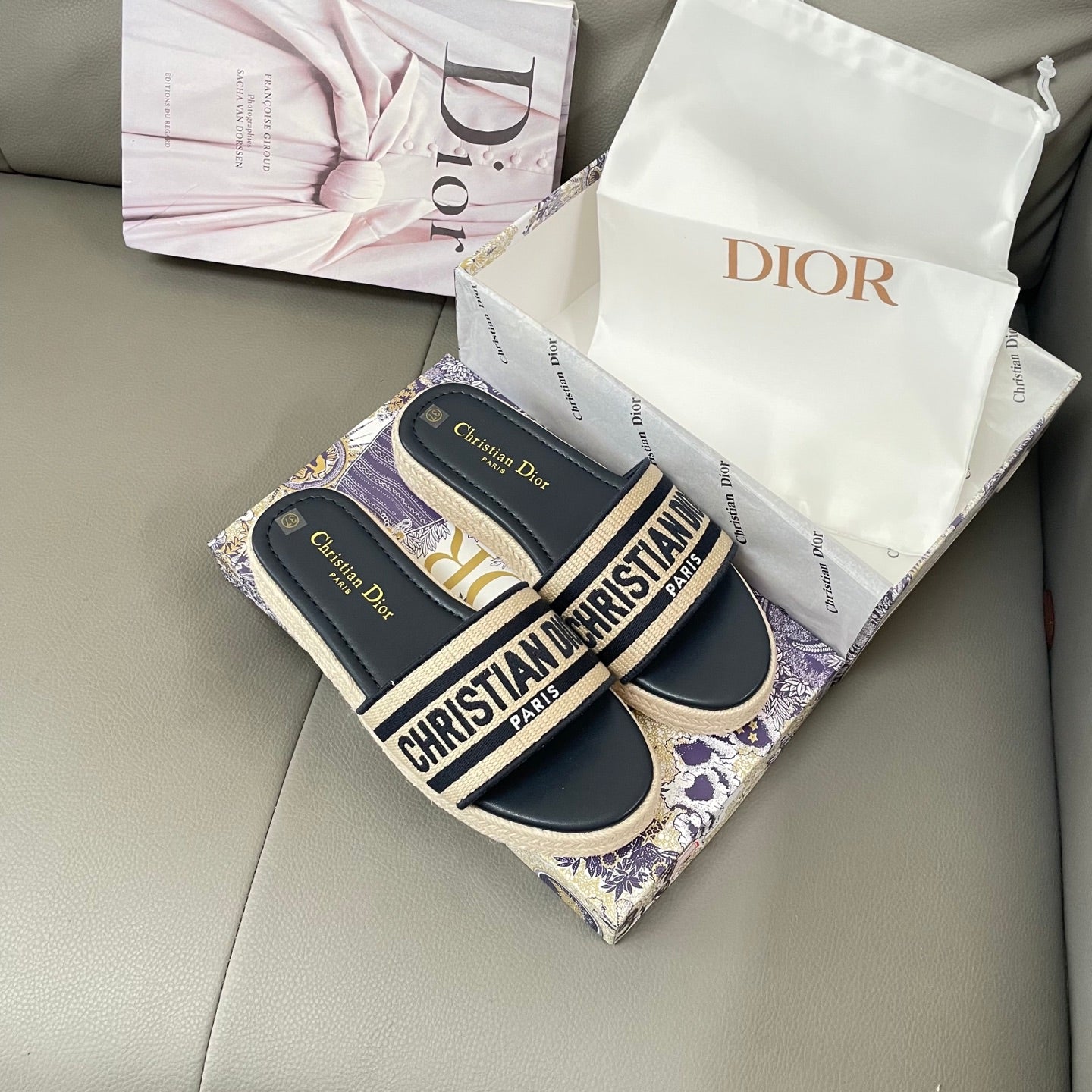 Leather embroidery straw slippers