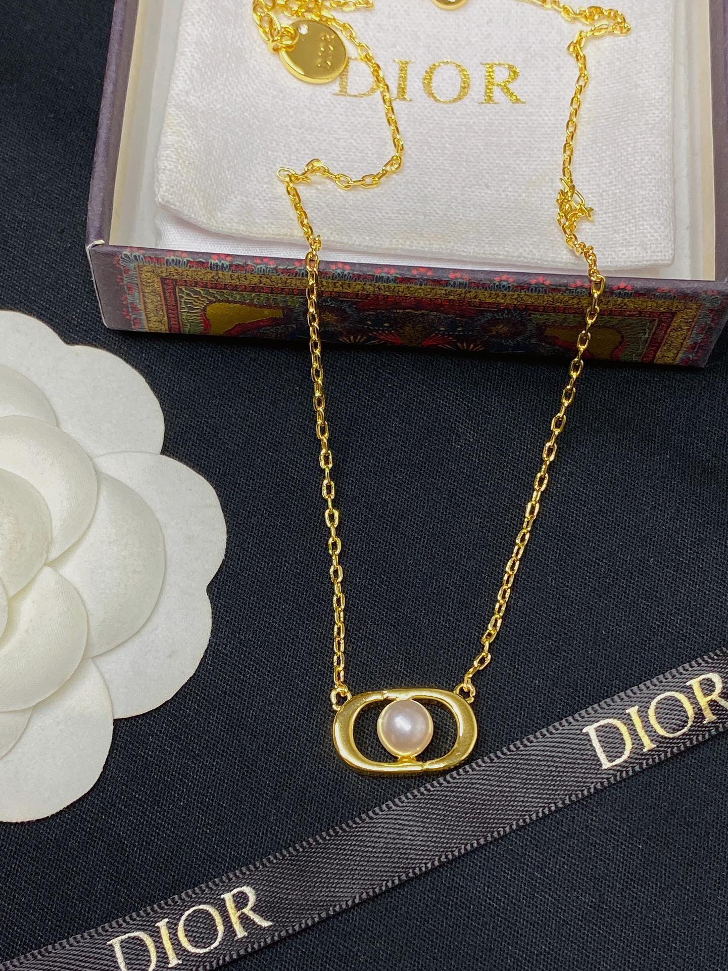 Fashion pearl necklace