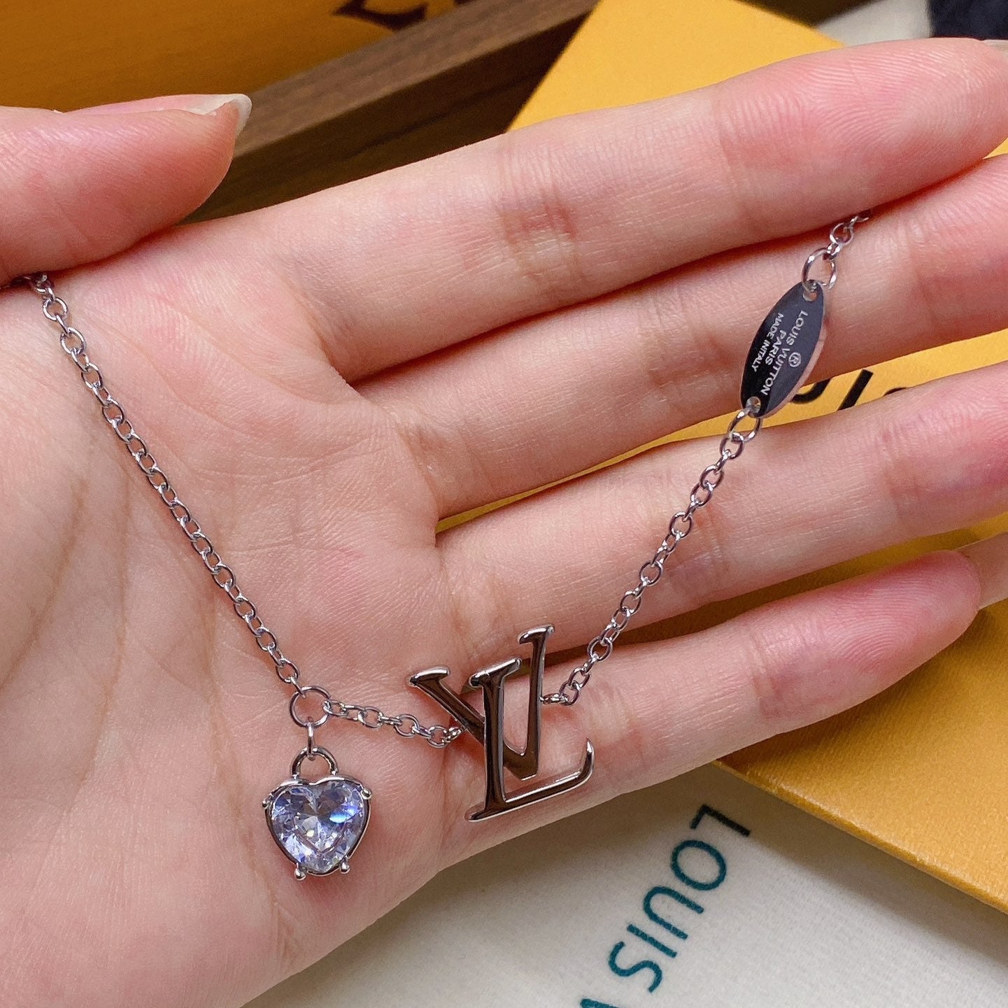 Heart crystal pendant bracelet