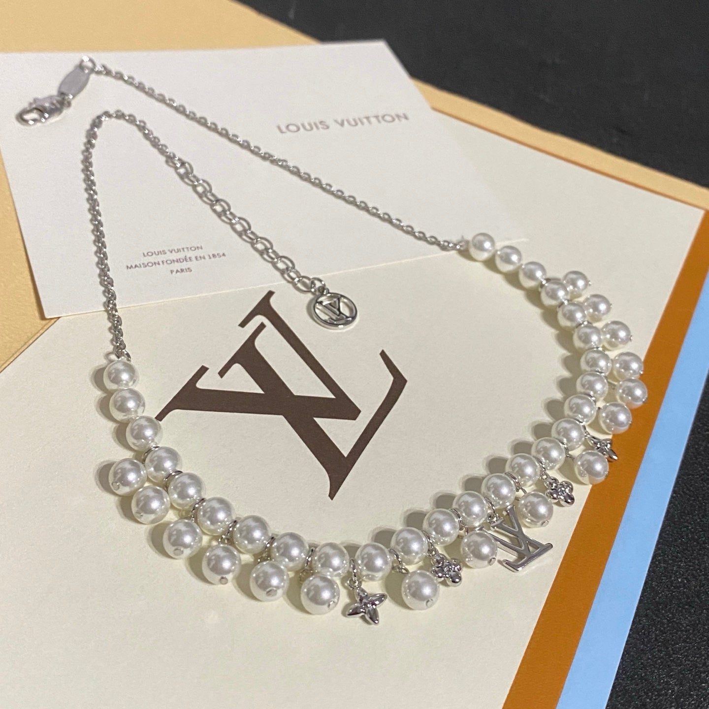 Fashionable double-row pearl necklace