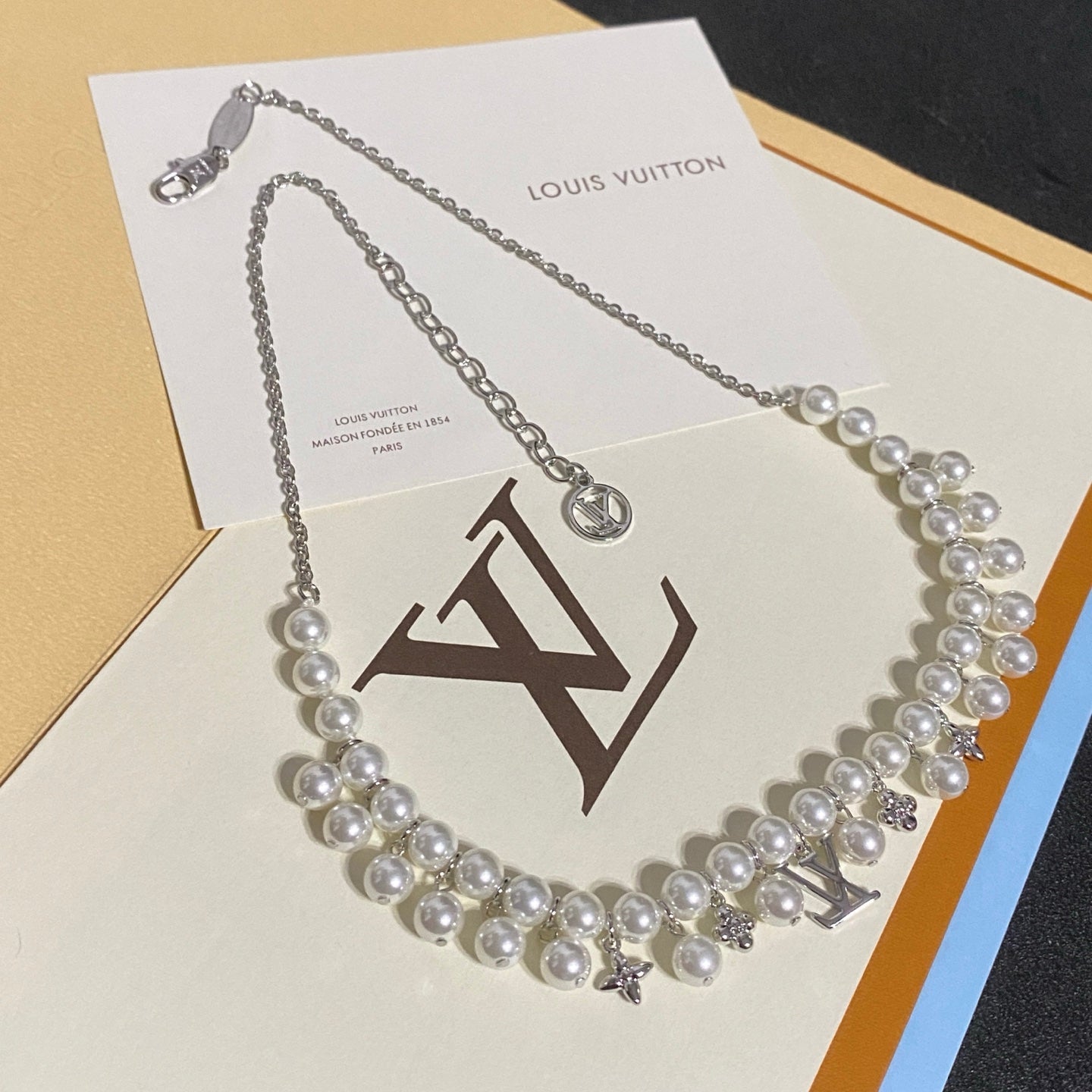 Fashionable double-row pearl necklace