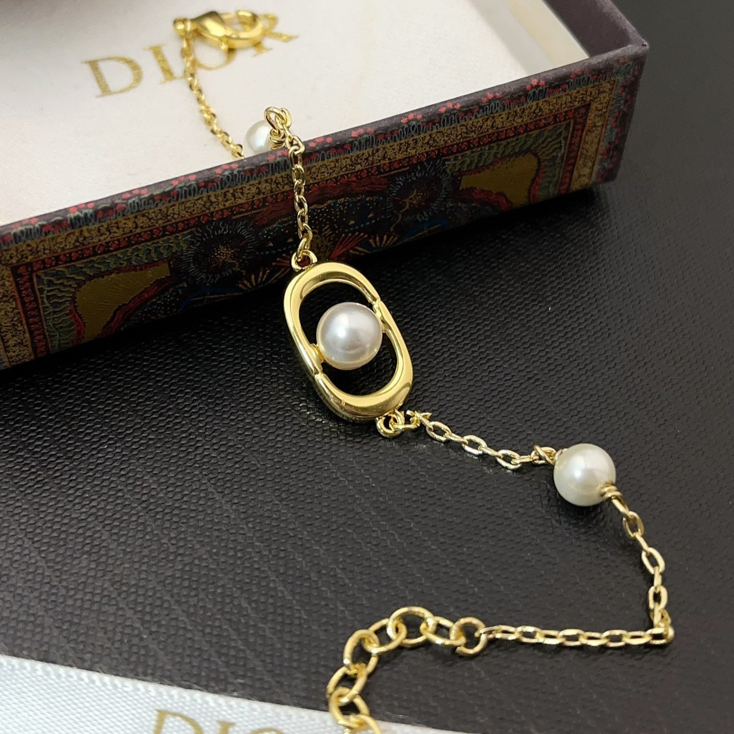 Classic pearl bracelet