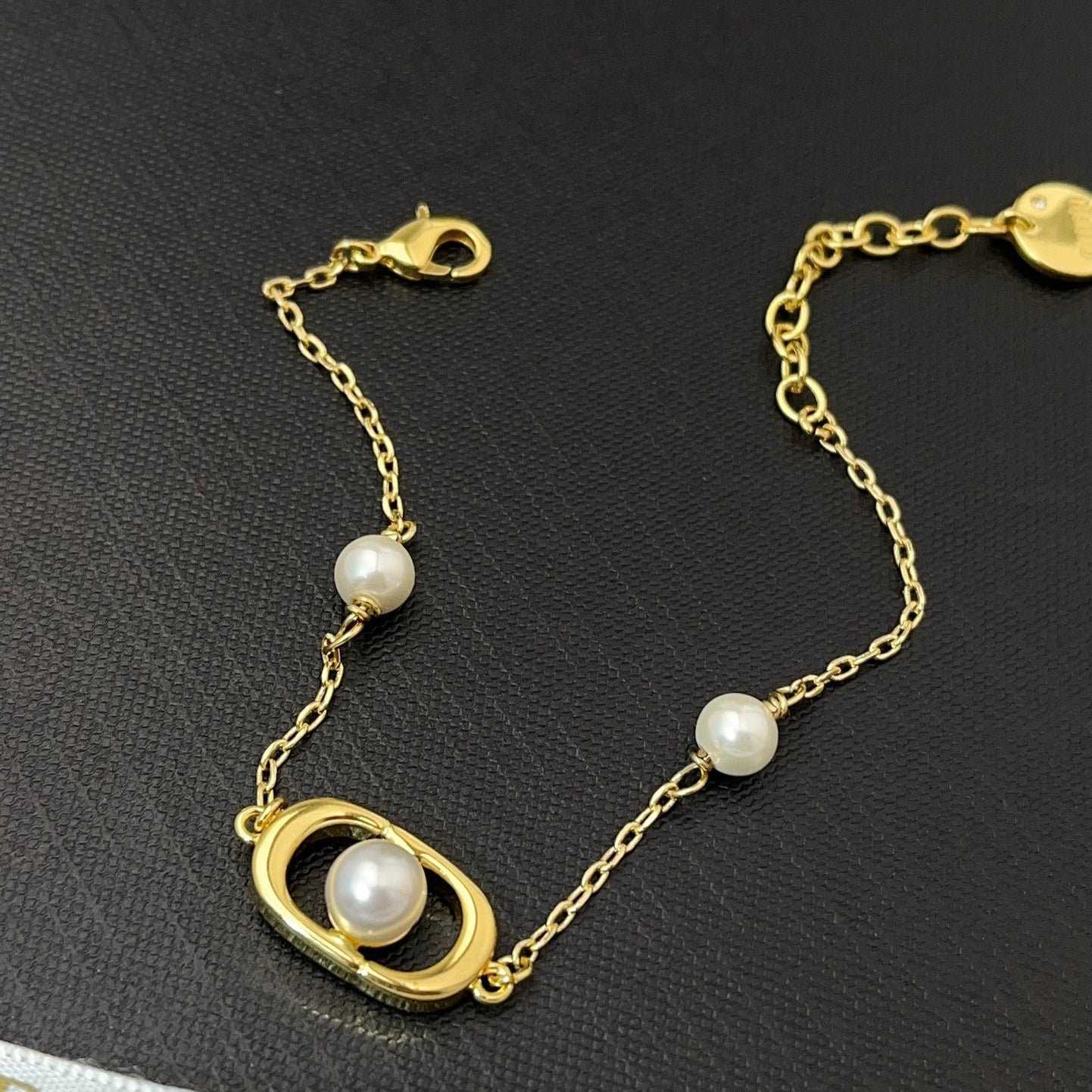 Classic pearl bracelet