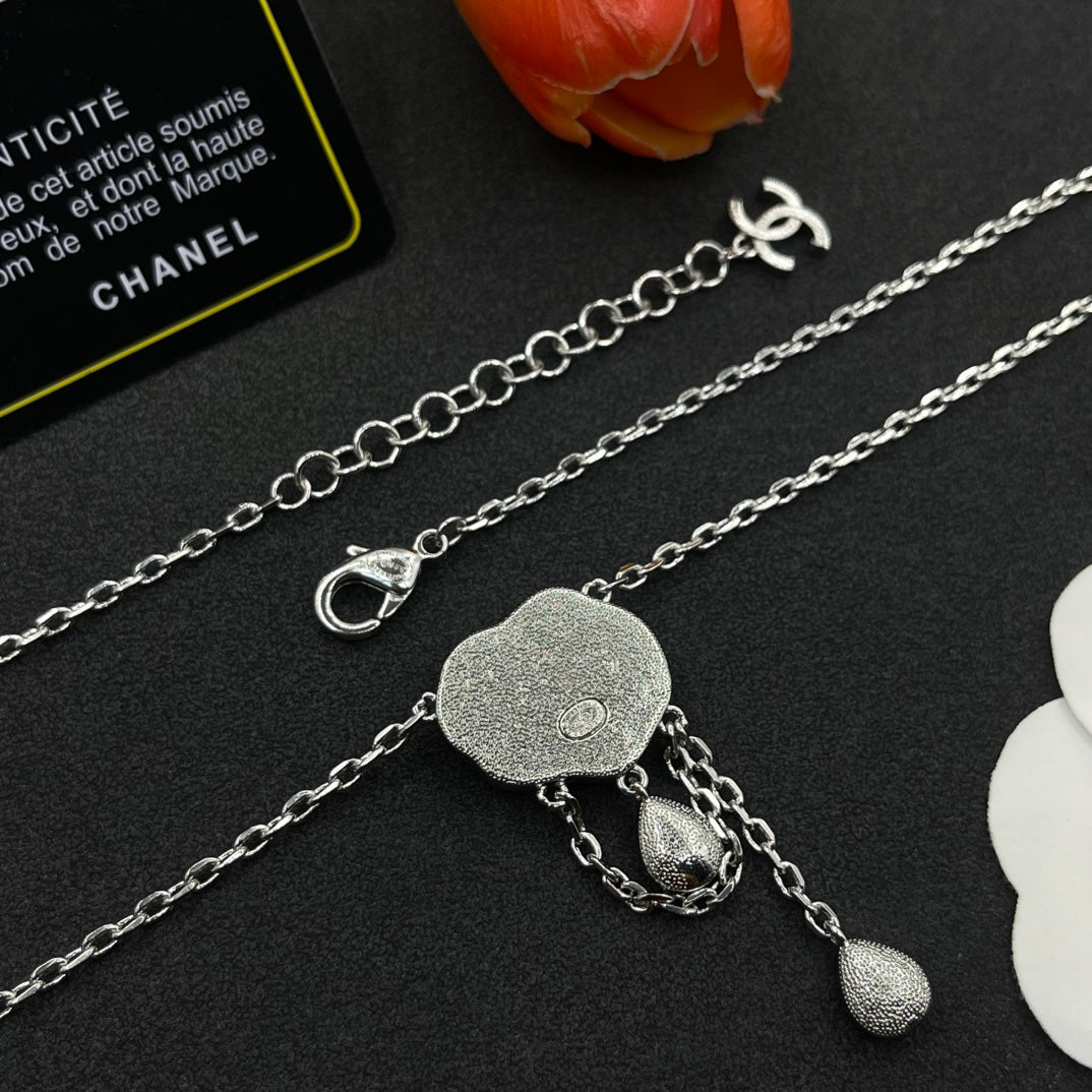 Stylish and Elegant Pendant Necklace