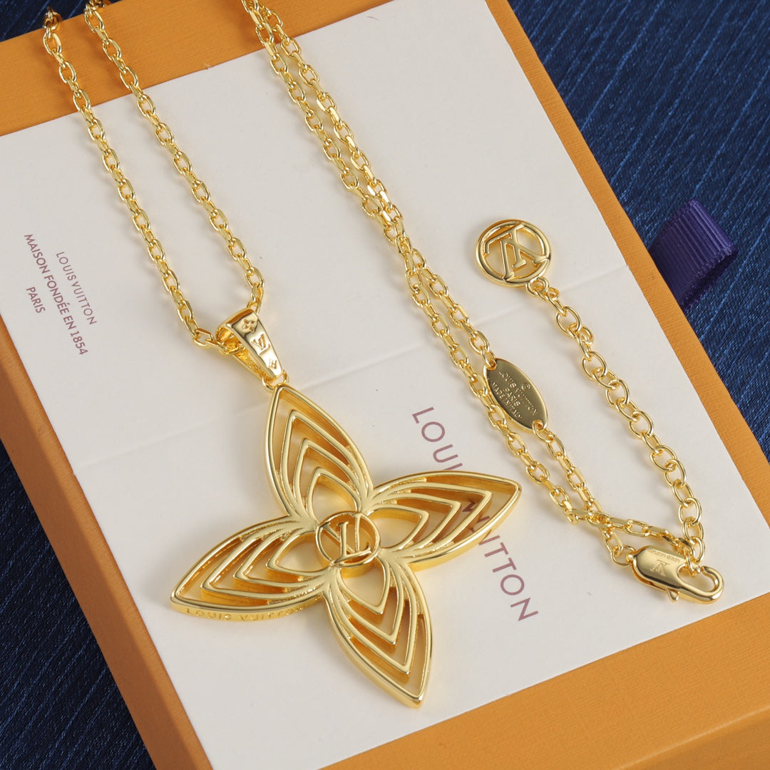Four-cornered floral openwork necklace