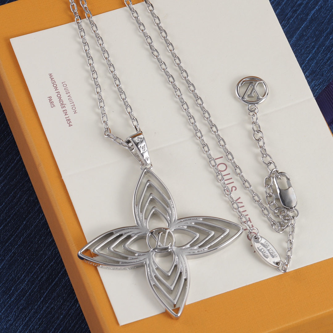 Four-cornered floral openwork necklace